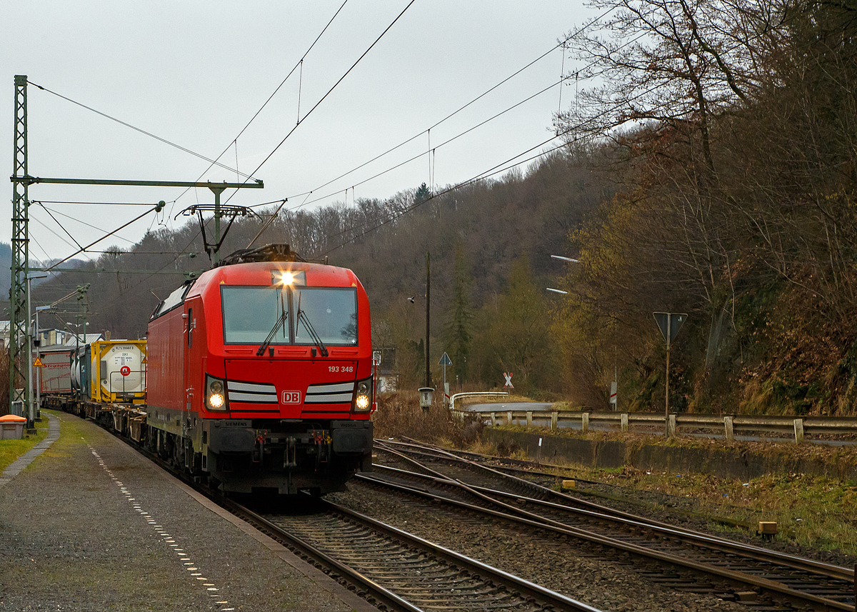 Die Siemens Vectron MS 193 348-0 (91 80 6193 348-0 D-DB) der DB Cargo AG f�hrt am 15.01.2022 mit einem „HUPAC-Zug“ (KLV/Container-Zug) durch Scheuerfeld (Sieg) in Richtung K�ln.

Sorry den freundlichen Gru� des Lokf�hrers hatte ich Vorort nicht gesehen, den ich aber hiermit gerne erwidern m�chte.

Rechts von der Vectron kann man den Abzweig der Siegstrecke (KBS 460) zum Kleinbahnhof Westerwaldbahn des Kreises Altenkirchen GmbH (WEBA) erkennen. Der hier im Bild erkennbare wei�e Fleck an der Mauer, ist die Tafel zur Kennzeichnung der Infrastrukturgrenze zwischen WEBA der DB Netz AG.