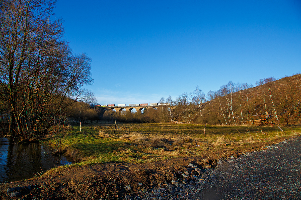 Die Siemens Vectron MS 193 961 (91 80 6193 961-0 D-SIEAG) fährt am 11.01.2022 mit einem langen Containerzug über den Rudersdorfer Viadukt in Richtung Dillenburg.

Die Siemens Vectron MS der Variante A39 wurde 2020 von Siemens in München-Allach unter der Fabriknummer 22784  gebaut. Sie hat die Zulassungen für Deutschland, Österreich, Schweiz, Italien, Niederlande und Belgien (D/A/CH/I/NL/B).