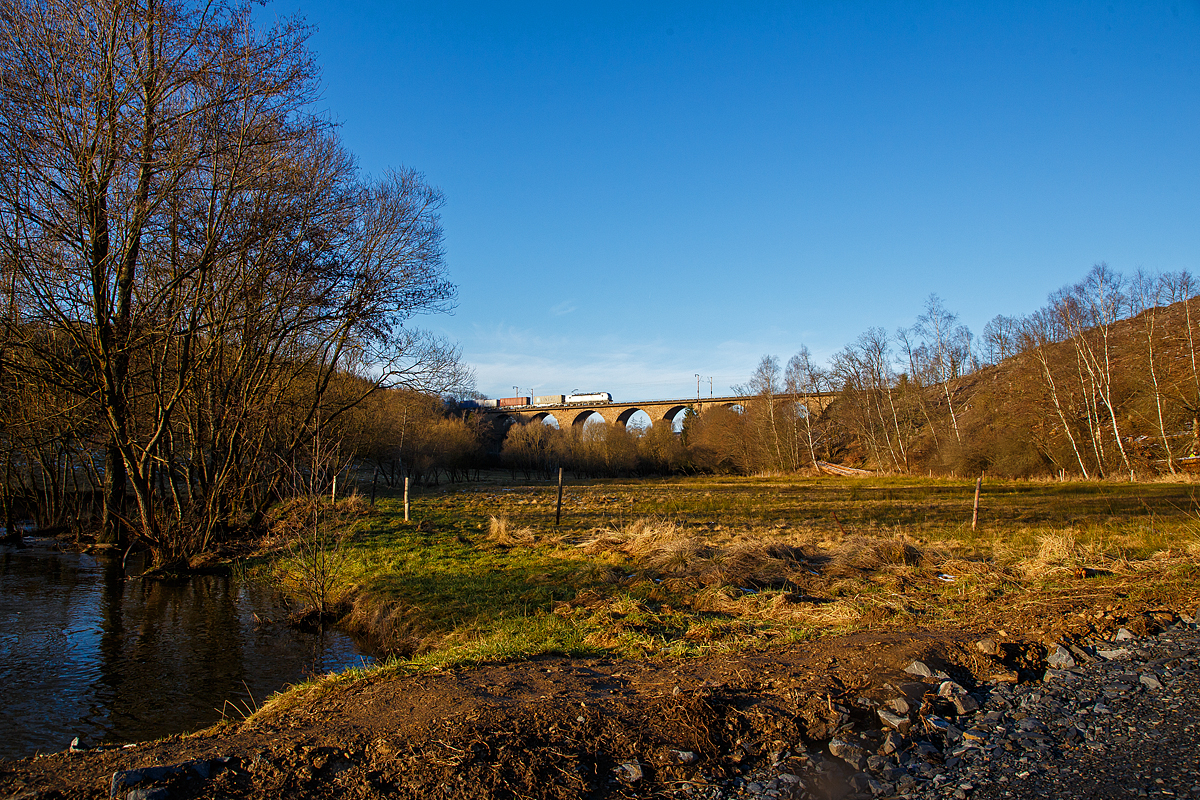 Die Siemens Vectron MS 193 961 (91 80 6193 961-0 D-SIEAG) fährt am 11.01.2022 mit einem langen Containerzug über den Rudersdorfer Viadukt in Richtung Dillenburg.

Die Siemens Vectron MS der Variante A39 wurde 2020 von Siemens in München-Allach unter der Fabriknummer 22784  gebaut. Sie hat die Zulassungen für Deutschland, Österreich, Schweiz, Italien, Niederlande und Belgien (D/A/CH/I/NL/B).