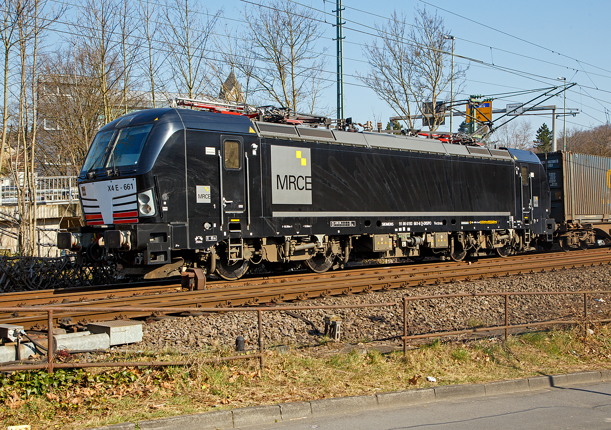 Die Siemens Vectron MS X4 E - 661 bzw. 193 661 (91 80 6193 661-6  D-DISPO) der MRCE Dispolok GmbH (München) fährt am 20.03.2022 mit einem Containerzug durch Betzdorf (Sieg) in Richtung Köln.

Die Siemens Vectron MS (160 km/h - 6.4 MW) wurde 2017 von Siemens in München-Allach unter der Fabriknummer 22237 gebaut. Sie hat die Zulassungen für Deutschland, Österreich, Schweiz, Italien, und die Niederlande.
