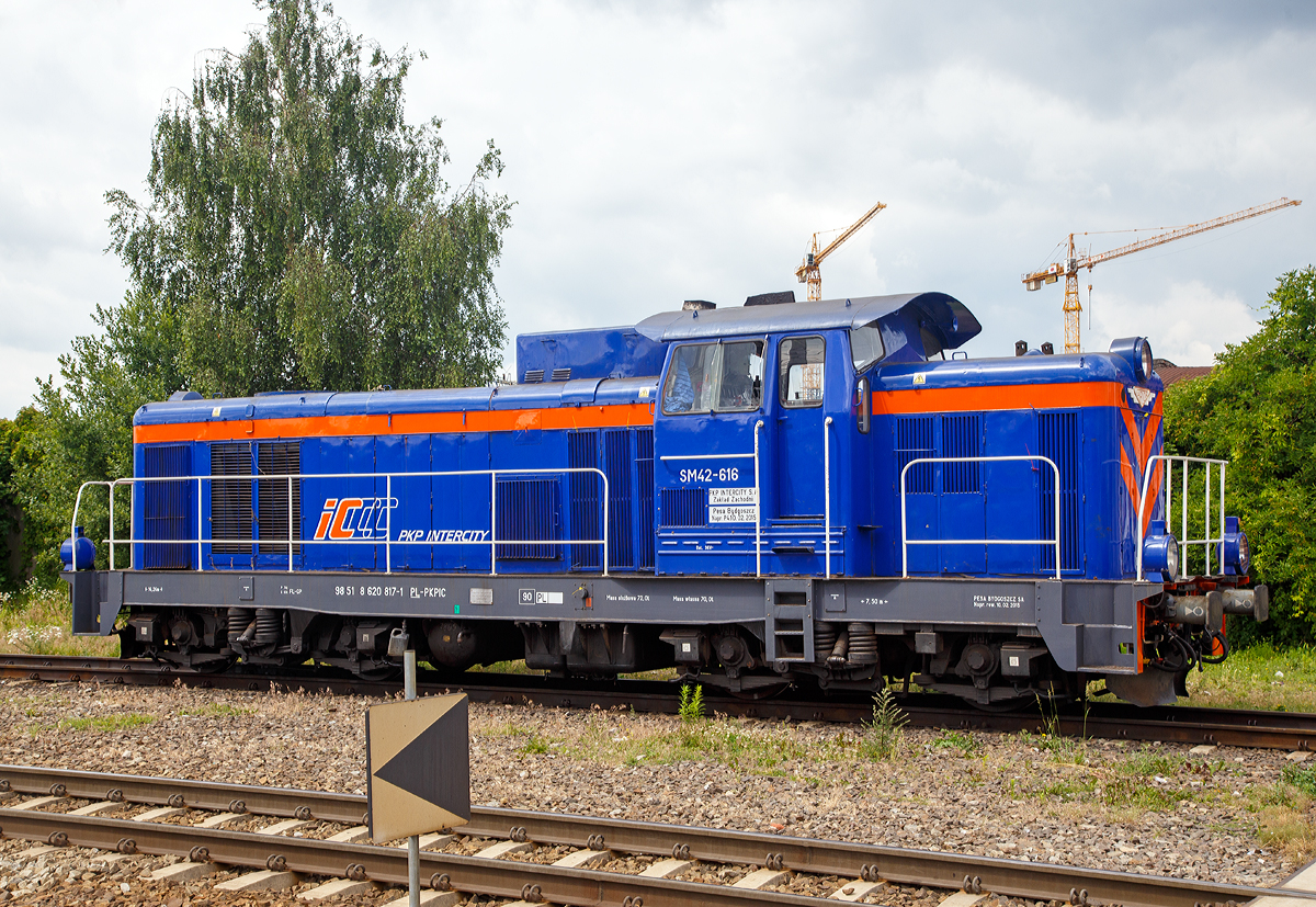 
Die SM42-616 (98 51 8 620 817-1 PL PKPIC) eine Fablok 6Da (Typ Ls800E) der PKP Intercity steht am 25.06.2017 beim Hauptbahnhof Posen (Poznań Gł�wny).

Die Lok wurde 1973 von FABLOK in Chrzan�w unter der Fabriknummer 8772 gebaut.

Mit der Absicht veraltete Rangier- und G�terzugdampfloks zu ersetzen, lie� die PKP (Polskie Koleje Państwowe, deutsch Polnische Staatsbahnen) eine Diesellok mittlerer Leistung als SM 42 entwickeln. Die Konstruktion war 1962 fertiggestellt, einen ersten Prototyp hatte Fablok in Chrzan�w im Juni 1964 fertiggestellt. Der Antrieb der Lok erfolgte durch einen aufgeladenen HCP Achtzylinder-Dieselmotor vom Typ a8C22, welcher den Hauptgenerator vom Typ LSPA-740 antreibt, der wiederum die vier elektrischen Gleichstromfahrmotore speist.

Der Prototyp (die SM42-001) absolvierte zun�chst umfangreiche Probeeins�tze. Zwei weitere Maschinen (SM42-002 und 003) mit sehr geringf�gigen �nderungen folgten im M�rz 1965. Weitere 20 Loks wurden noch im gleichen Jahr geliefert. Die eigentliche Serienproduktion begann 1967 und endete erst 1993 nach 1.856 Loks, davon gingen allein 1.153 Maschinen an die PKP. 

Angesichts des langen Produktionszeitraumes gab es nur wenige �nderungen. Die wichtigste ist der Ersatz der LSa-430 Fahrmotoren durch die vom Typ LSF-430 an der SM42-521. Zwar ist die SM42 keine besonders fortschrittliche Lok, doch erwies sie sich als solide und erfolgreiche Konstruktion.

Heute gibt es noch weitere Varianten (SP42 und SU42) sowie Modernisierungen (6Dg, 6Dk), aber die hier ist eine SM42 bzw. Fablok 6Da, Model Ls800E.

TECHNISCHE DATEN: 
Spurweite: 1.435 mm (Normalspur)
Achsanordnung: BoBo
L�nge �ber Puffer 14.240 mm
Drehzapfenabstand: 7.500 mm
Achsabstand im Drehgestell: 2.600 mm
Breite: 3.173 mm
H�he: 4.400 mm 
Treibraddurchmesser  (neu): 1.100 mm
Dienstgewicht: 72 t
Tankinhalt: 2.815 l 
Motor: HCP Achtzylinder-Dieselmotor vom Typ a8C22
Nennleistung: 588 kW (800 PS) 
Nenndrehzahl: 1000 1/min 
Gewicht des Motors: 8.800 kg
Hauptgenerator Typ: LSPA-740
Gewicht des Hauptgenerators: 4.350 kg
Hilfsgenerator Typ: LSPF-280
Traktionsmotore: 4 St�ck LSF-430 � 173 kW
Anfahrzugkraft: 219 kN 
Dauerzugkraft: 112 kN
Leistungs�bertragung: diesel-elektrisch
H�chstgeschwindigkeit: 90 km/h
Kleinste Dauergeschwindigkeit: 13 km/h
Maximale Achslast:  17,5 t
Kleinster befahrbarer Gleisbogen: R=50m
Bremsanlage: Oerlikon
