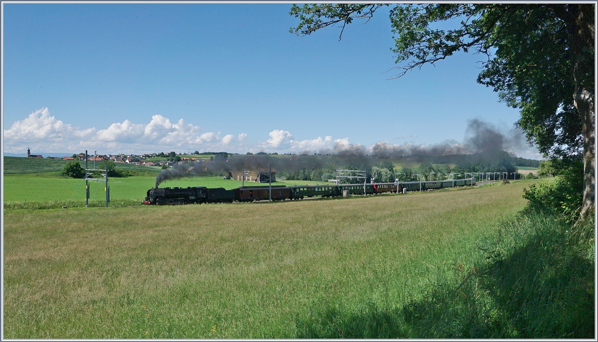 Die SNCF 141 R 568 auf ihrer Rundfahrt von Vallorbe über Payerne, Bern, Lausanne und zurück ins Heimatdepot Vallorbe kurz vor Chénens. 

Die Lok mit der Achsfolge 1-D-1 wurde 1945 von Baldwin gebaut, ist 137 Tonnen schwer und 100 km/h schnell. Bei der SNCF war die Lok im Dépôt Belfort beheimatet. Heute kümmert sich die  Assocaiaton 141R568  um die Lok. 
2. Juni 2018
