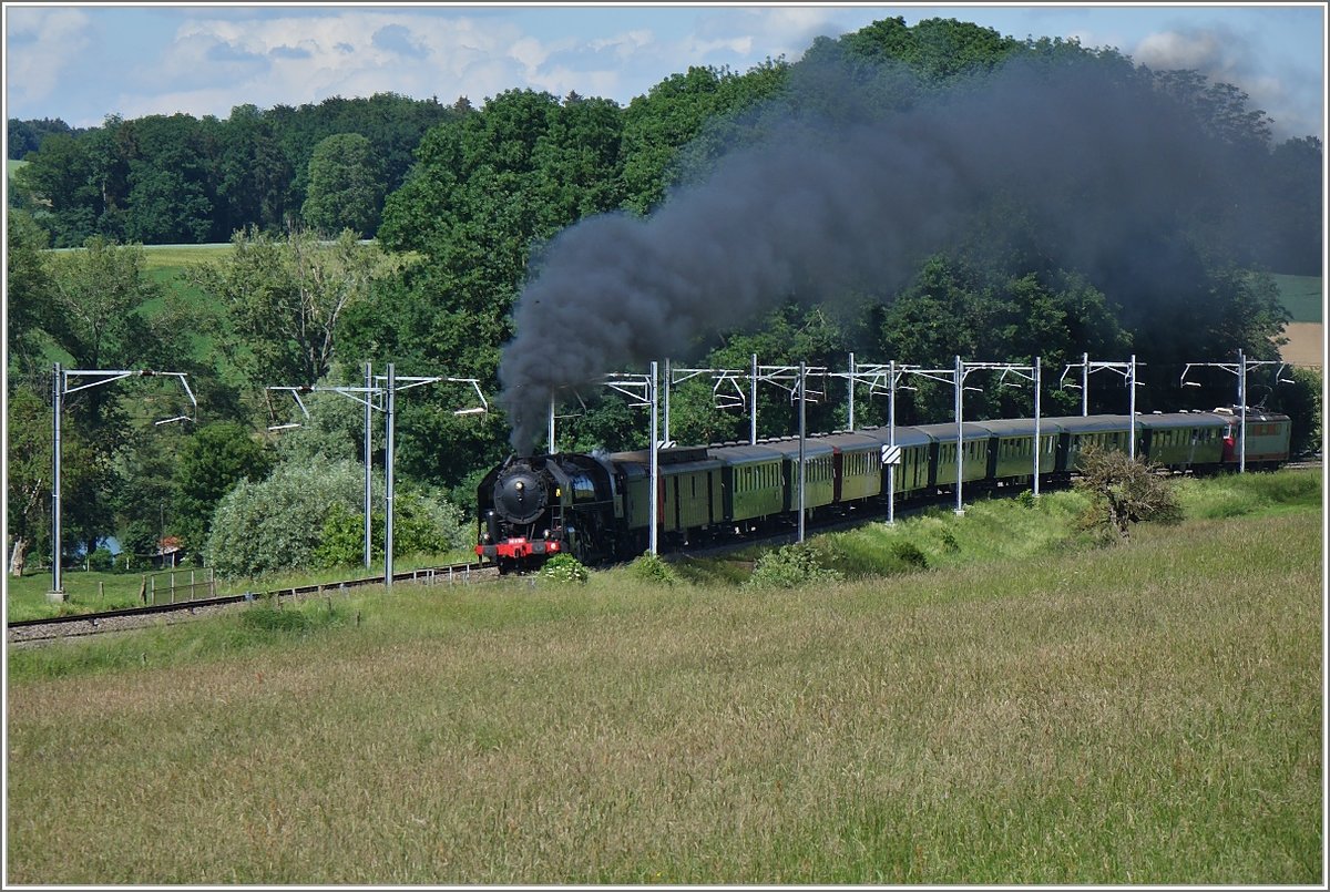 Die SNCF 141 R 568 mit ihrem Extrazug bei Chénens.
(02.06.2018)