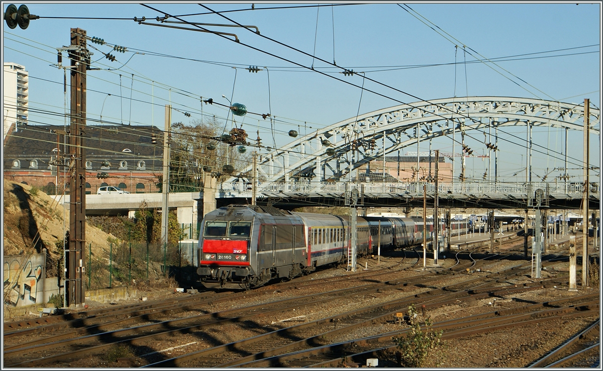 Die SNCF BB 26 160 verlässt mit dem IC 90  Vauban  von Zürich nach Bruxelles Mulhouse. 
10. Dez. 2013
