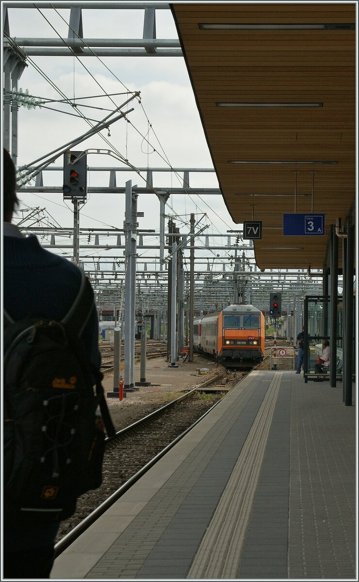Die SNCF BB 26159 Sybic erreicht mit einem EC Basel - Bruxelles Luxembourg.

143. Juni 2013