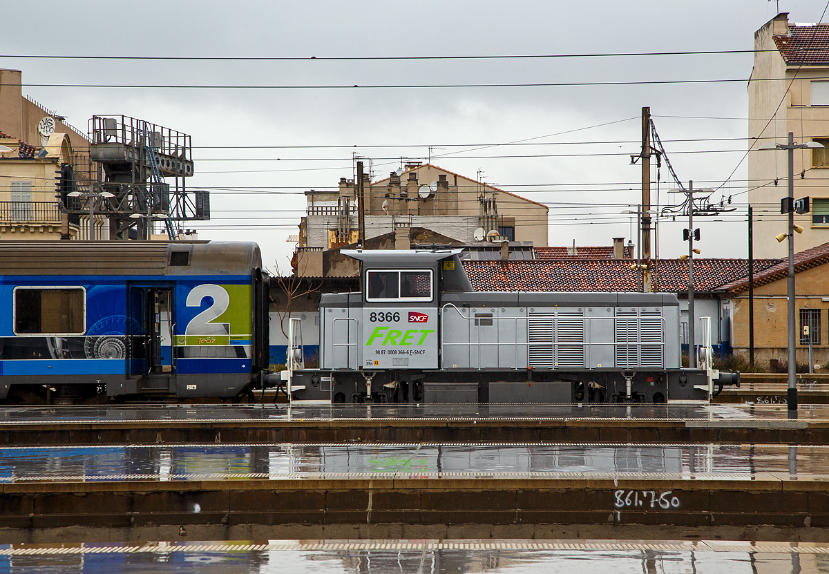 Die SNCF FRET Y 8366 schiebt am 25.03.2015 einen Corail-Téoz-Zug (Corail-Wagen), bei starkem Regen, in den Bahnhof Marseille St-Charles.

Als modernste und gleichzeitig letzte Kleinloks für den Rangier- und Übergabebetrieb stellte die SNCF ab Oktober 1977 die Baureihen Y 8000/8400 „Yoyo“ in Dienst. Die Y 8400 unterscheidet sich nur durch eine zusätzlich eingebaute Funkfernsteuerung für den Rangierbetrieb von ihren älteren Schwestern. Zunächst gelangten bis Juni 1989 insgesamt 375 Exemplare der Baureihe Y 8000 in den SNCF-Bestand, dann folgten noch 150 Loks der Reihe Y 8400 bis April 1995.

Hergestellt wurden die ersten knapp 100 Stück von Moyse, bis diese den Bau von Lokomotiven einstellten. Dann übernahm Fauvet-Girel (später Arbel-Fauvet-Rail) die Produktion, zunächst bei 75 Exemplaren (Y 8106-8180) in Zusammenarbeit mit de Dietrich. Anfangs besaßen die Y 8001-8375 und 8401-8490 einen zwölfzylinder Poyaud-Dieselmotor des Typs V12-520 NS-SG, die Y 8491-8550 einen gleichstarken Poyaud-Dieselmotor UD 18 L6 R3D«. Da diese Motoren relativ hohe Schadstoffwerte aufwiesen, wurden die Lok ab 2005 remotorisiert und erhielten schadstoffarme Motoren nach den Euronormen ll bzw. lll. Hauptsächlich erhielten sie nun 6-Zylinder-Dieselmotoren von Renault, doch einige aber auch von SSCM POYAUD und SACM (Société Alsacienne de Constructions Mécaniques). Anlässlich der Remotorisierung wurde auch der Führerstand klimatisiert, sowie die Loks mit elektronischen Störmeldern, bei etwaigen Pannen oder Ausfällen, ausgerüstet.

Die Kraftübertragung vom Motor erfolgt über ein hydraulisches Voith-Getriebe des Typs L2r4sU2, von diesem über Gelenkwellen auf die beiden Radsätze.
Die meisten ››Yoyos« sind derzeit immer noch mit Rangiereinsätzen auf Bahnhöfen oder in Depots oder mit Übergabefahrten beschäftigt, wobei die jüngere Baureihe Y 8400 mit rund 50Ausmusterungen schon deutlich mehr zur Ader gelassen wurde als die Y 8000. Der überwiegende Teil der Loks ist nach wie vor der Güterverkehrssparte FRET zugeordnet. Den Rest teilen sich SNCF-lnfra und Akiem mit einem etwas größeren Anteil bei lnfra.

TECHNISCHE DATEN der Y 8000:
Spurweite: 1.435 mm
Achsfolge: B’
Lichtraumprofil: UIC 505-1
Länge über Puffer: 10.140 mm
Achsabstand: 5.500 mm
Treibraddurchmesser: 1.050 mm
maximale Breite: 2.870 mm
Dienstgewicht: 35,0 t
Achslast: 17,5 t
Höchstgeschwindigkeit: 60 km/h (Streckengang) / 30 km/h (Rangiergang)
Motorleistung: 219 kW
Leistung am Rad: 153 kW
Anfahrzugkraft: 64,5 kN (Streckengang) / 129 kN (Rangiergang)
Dauerzugkraft: 47 kN bei 9 km/h (Streckengang) / 86 kN bei 4,5 km/h (Rangiergang)
Tankvolumen: 700 l