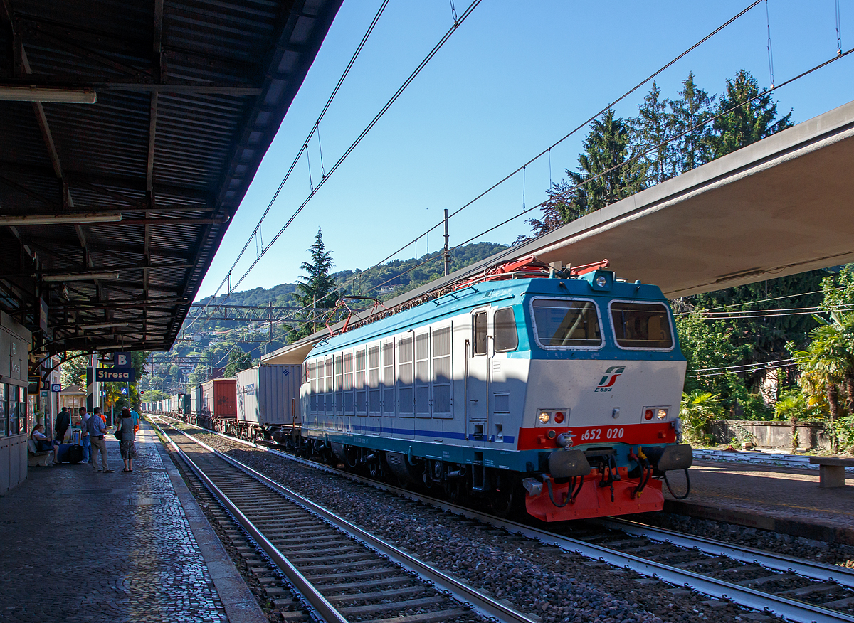 Die  Tiger  E.652 020 (91 83 2652 020-5 I-TI) der Trenitalia f�hrt am 22.06.2016 mit einem Containerzug durch den Stresa in Richtung Domodossola.