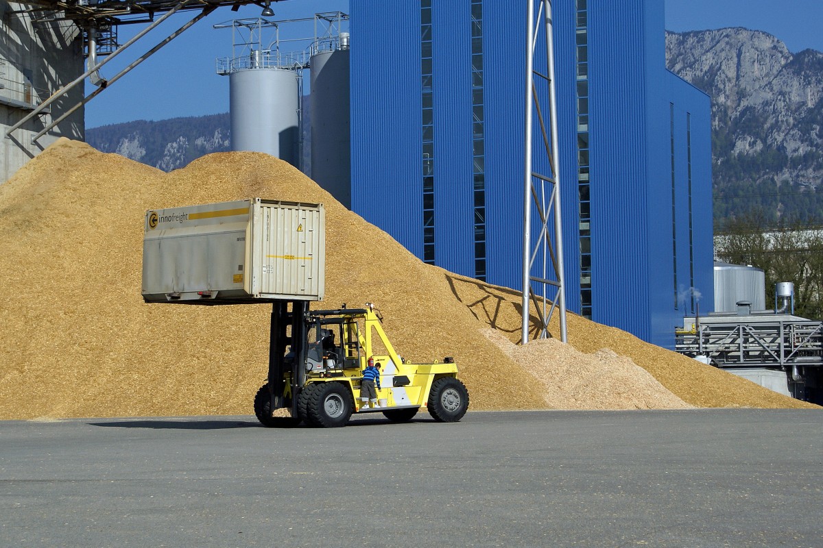 Die Tm 2/2 237 806-5  SCHOEMA  im Dienste der Cellulosefabrik Attisholz. Die ehemalige Cellulosefabrik Attisholz wurde Ende 2008 von ihrem letzten Eigent�mer Borregard, einem Tochterunternehmen des norwegishen Mischkonzerns Orkla, geschlossen. Noch im Jahre 2007 wurde auf vollen Touren gearbeitet. Sehr oft pendelten Ganzz�ge der Rail Cargo Austria mit Holzschnitzel-Container der Firma inno freight aus Bruck an der Mur zwischen Domat/Ems und Luterbach-Attisholz. Am 21. April 2007 wurden die Holzschnitzelbeh�lter der Firma inno freight mit einem Spezialfahrzeug kurzer Zeit geleert.
Foto: Walter Ruetsch