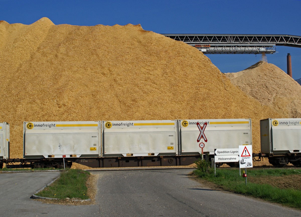 Die Tm 2/2 237 806-5  SCHOEMA  im Dienste der Cellulosefabrik Attisholz. Die ehemalige Cellulosefabrik Attisholz wurde Ende 2008 von ihrem letzten Eigent�mer Borregard, einem Tochterunternehmen des norwegishen Mischkonzerns Orkla, geschlossen. Noch im Jahre 2007 wurde auf vollen Touren gearbeitet. Sehr oft pendelten Ganzz�ge der Rail Cargo Austria mit Holzschnitzel-Container der Firma inno freight aus Bruck an der Mur zwischen Domat/Ems und Luterbach-Attisholz. Holzschnitzel-Container der Firma inno freight auf dem Holzplatz Luterbach am 21. April 2007.
Foto: Walter Ruetsch