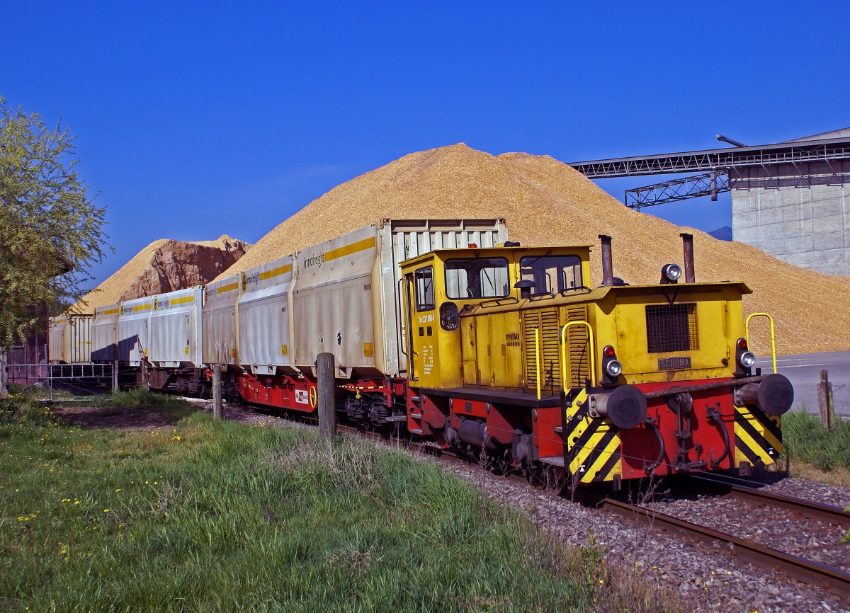 Die Tm 2/2 237 806-5  SCHOEMA  im Dienste der Cellulosefabrik Attisholz. Die ehemalige Cellulosefabrik Attisholz wurde Ende 2008 von ihrem letzten Eigentümer Borregard, einem Tochterunternehmen des norwegishen Mischkonzerns Orkla, geschlossen. Noch im Jahre 2007 wurde auf vollen Touren gearbeitet. Sehr oft pendelten Ganzzüge der Rail Cargo Austria mit Holzschnitzel-Container der Firma inno freight aus Bruck an der Mur zwischen Domat/Ems und Luterbach-Attisholz. Tm 2/2 237 806-5  SCHOEMA  im Grosseinsatz auf dem Holzplatz der Cellulosefabrik Attisholz am 21. April 2007.
Foto: Walter Ruetsch
