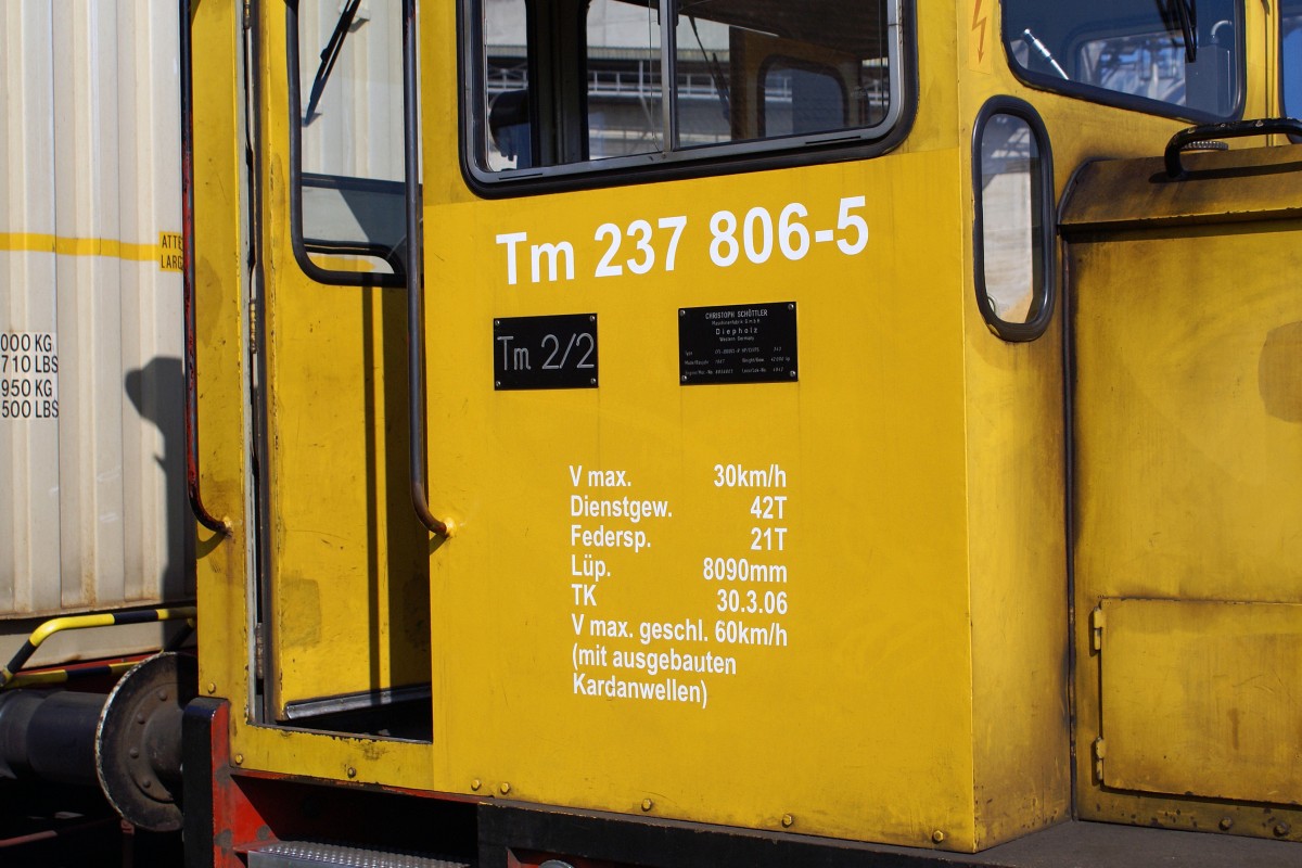 Die Tm 2/2 237 806-5  SCHOEMA  im Dienste der Cellulosefabrik Attisholz. Die ehemalige Cellulosefabrik Attisholz wurde Ende 2008 von ihrem letzten Eigentümer Borregard, einem Tochterunternehmen des norwegishen Mischkonzerns Orkla, geschlossen. Noch im Jahre 2007 wurde auf vollen Touren gearbeitet. Sehr oft pendelten Ganzzüge der Rail Cargo Austria mit Holzschnitzel-Container der Firma inno freight aus Bruck an der Mur zwischen Domat/Ems und Luterbach-Attisholz. Für die fabrikeigene Rangierlok Tm 2/2 237 806-5  SCHOEMA  gab es am 21. April 2007 sehr viel Arbeit. Anschrift dieser Lok.
Foto: Walter Ruetsch 