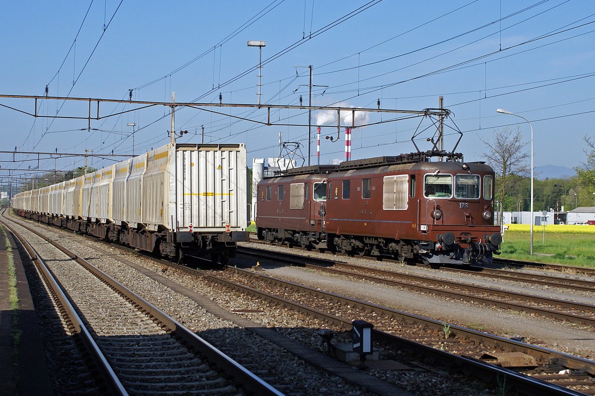 Die Tm 2/2 237 806-5  SCHOEMA  im Dienste der Cellulosefabrik Attisholz. Die ehemalige Cellulosefabrik Attisholz wurde Ende 2008 von ihrem letzten Eigent�mer Borregard, einem Tochterunternehmen des norwegishen Mischkonzerns Orkla, geschlossen. Noch im Jahre 2007 wurde auf vollen Touren gearbeitet. Sehr oft pendelten Ganzz�ge der Rail Cargo Austria mit Holzschnitzel-Container der Firma inno freight aus Bruck an der Mur zwischen Domat/Ems und Luterbach-Attisholz. Die BLS-Doppeltraktion bestehend aus der Re 4/4 177 und der Re 4/4 173 bei der Abfahrt in Luterbach-Attisholz am 21. April 2007.
Foto: Walter Ruetsch 