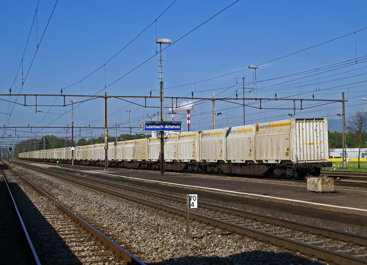 Die Tm 2/2 237 806-5  SCHOEMA  im Dienste der Cellulosefabrik Attisholz. Die ehemalige Cellulosefabrik Attisholz wurde Ende 2008 von ihrem letzten Eigent�mer Borregard, einem Tochterunternehmen des norwegishen Mischkonzerns Orkla, geschlossen. Noch im Jahre 2007 wurde auf vollen Touren gearbeitet. Sehr oft pendelten Ganzz�ge der Rail Cargo Austria mit Holzschnitzel-Container der Firma inno freight aus Bruck an der Mur zwischen Domat/Ems und Luterbach-Attisholz. Am 21. April 2007 brachte die Doppeltraktion Re 4/4 177 und Re 4/4 173 der BLS einen schweren Ganzzug nach Luterbach-Attisholz.
Foto: Walter Ruetsch  