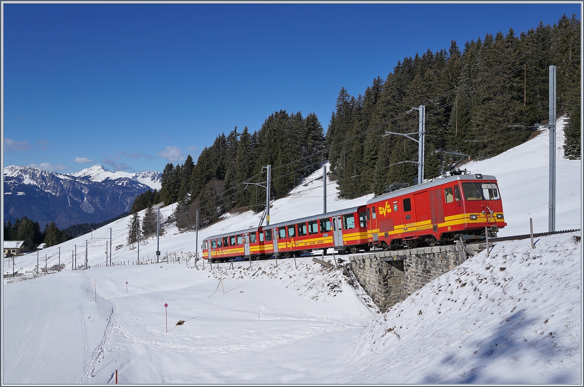 Die TPC BVB HGe 4/4 31 fährt mit ihrem passenden Zug beim Col-de-doud Richtung Villars.

5. März 2019