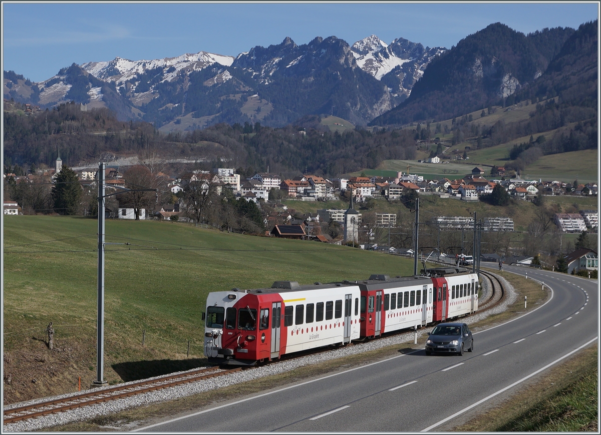 Die TPF Meterspur Strecke Bulle - Broc Fabrique wird nach Ostern 2021 auf Normalspur umgebaut, folglich sind dann hier keine Meterspur -Züge mehr zu sehen. 

Im Bild der TPF Regionalzug S60 14965 mit dem ABt 223, dem Bt 224 und dem schiebenden Be 4/4 124 zwischen Broc und La Tour-de-Trême auf der Fahrt nach Bulle.

2. März 2021