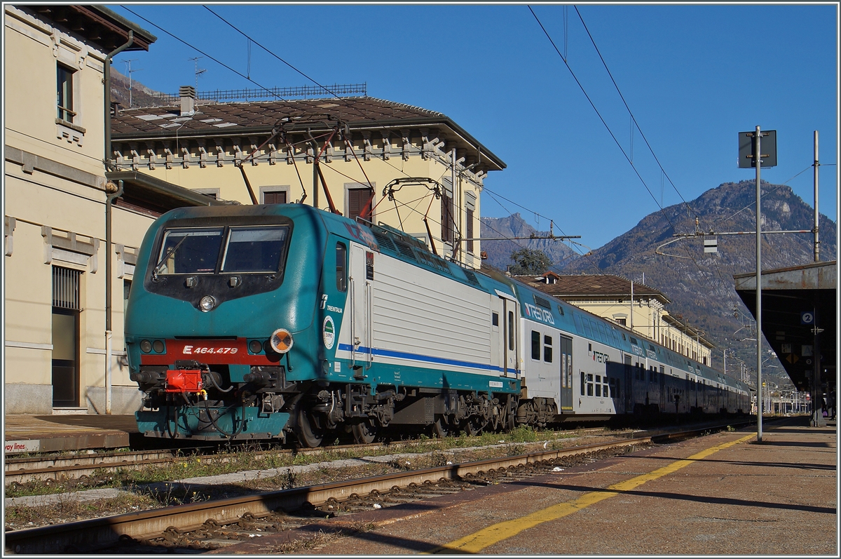 Die Trenitalia E 464 479 steht mit einem Trenord-Zug in Domodossoal. 
26. Okt. 2015