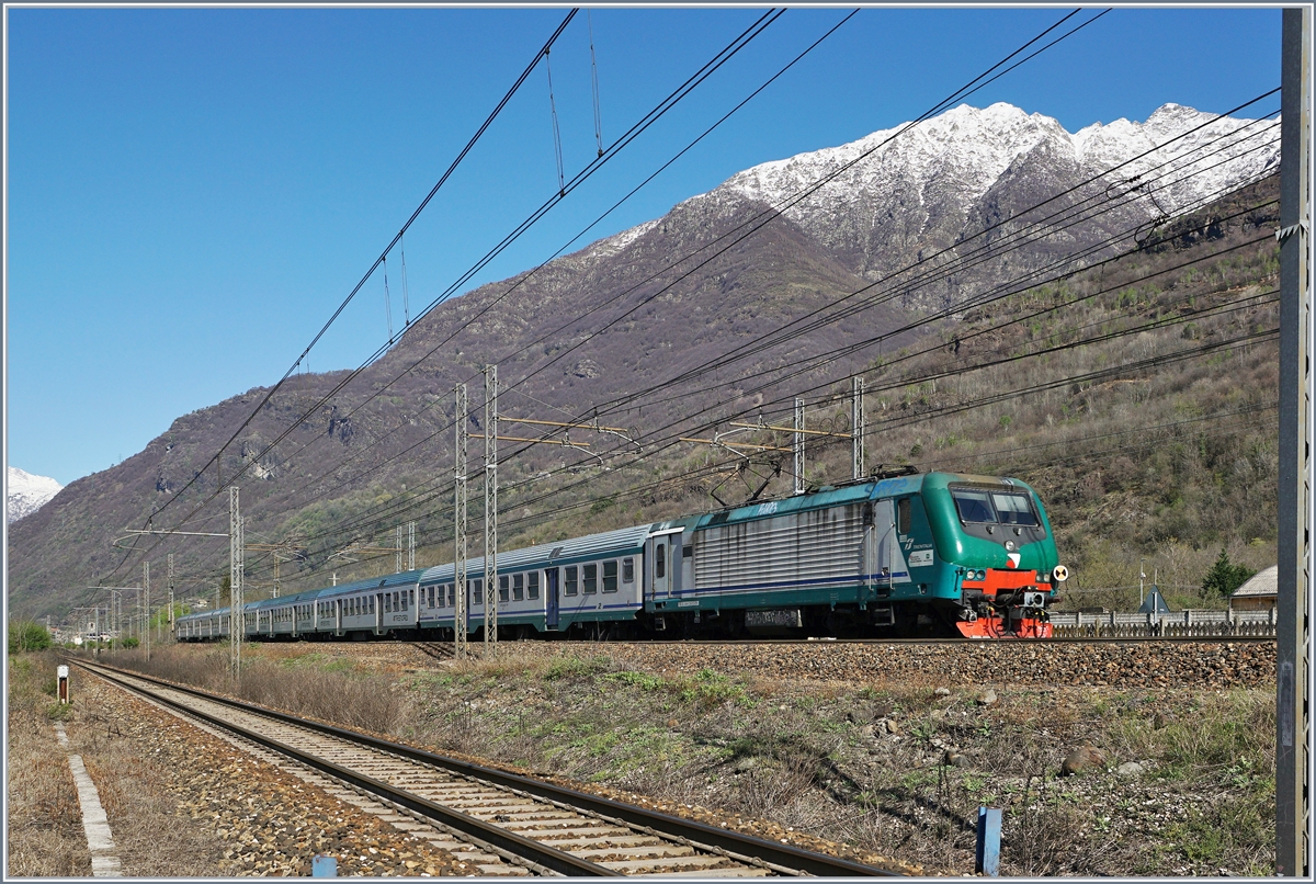 Die Trenord E 464 238 (UIC 91 83 2464 238-4 I-TN) mit ihrem Regionalzug 10415 von Domodossola nach Milano Porta Garibaldi kurz nach Premosello Chiavenda. 

8. April 2019  