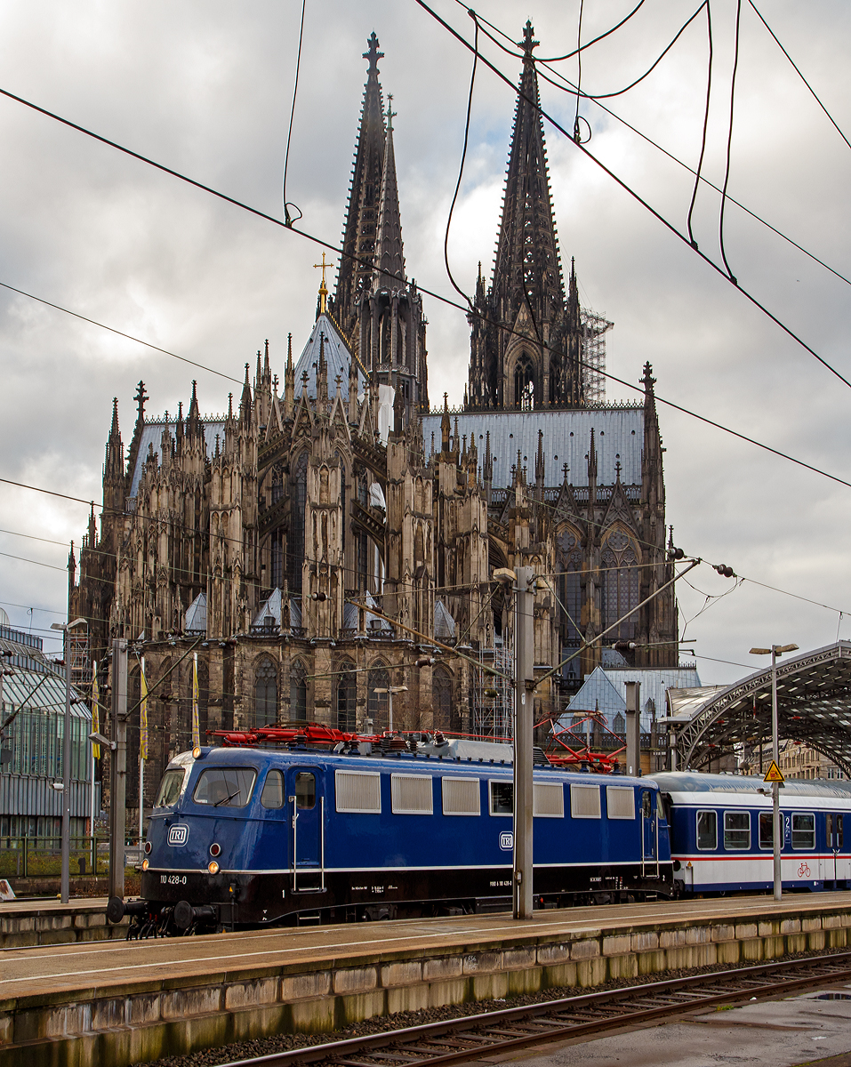 
Die TRI 110 428-0 (91 80 6110 428-0 D-TRAIN), ex DB E 10 428, steht mit einem National Express Zug am 22.12.2018 im Hauptbahnhof Köln, vor der wohl weltweit größten Bahnhofskapelle, dem Kölner Dom.

Die E 10 wurde 1966 von Krauss-Maffei in München-Allach unter der Fabriknummer 19203 gebaut, die Elektrik ist von SSW (Siemens-Schuckert-Werke), bis 2016 fuhr sie für die DB. 