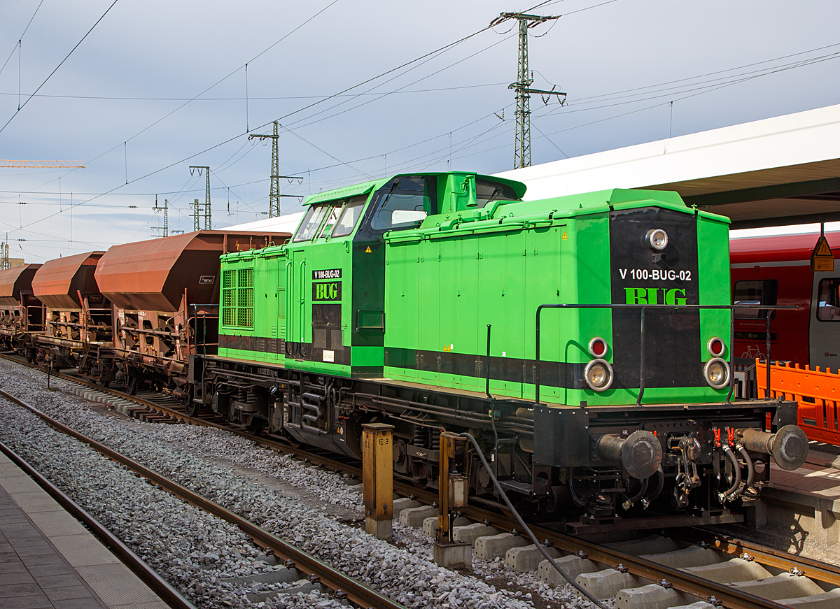 
Die V 100-BUG-02 (98 80 3202 501-3 D-BUG) der BUG Verkehrsbau AG am 28.03.2016 mit Schotterwagen im Hbf N�rnberg. 

Die V 100.4 wurde 1983 von LEW (VEB Lokomotivbau Elektrotechnische Werke „Hans Beimler“, Hennigsdorf) unter der Fabriknummer 17729 gebaut und  an das VEB Kaliwerk  Ernst Th�lmann  als WL 1 geliefert. Nach einigen Stationen kam sie 2011 zur BUG Verkehrsbau AG.