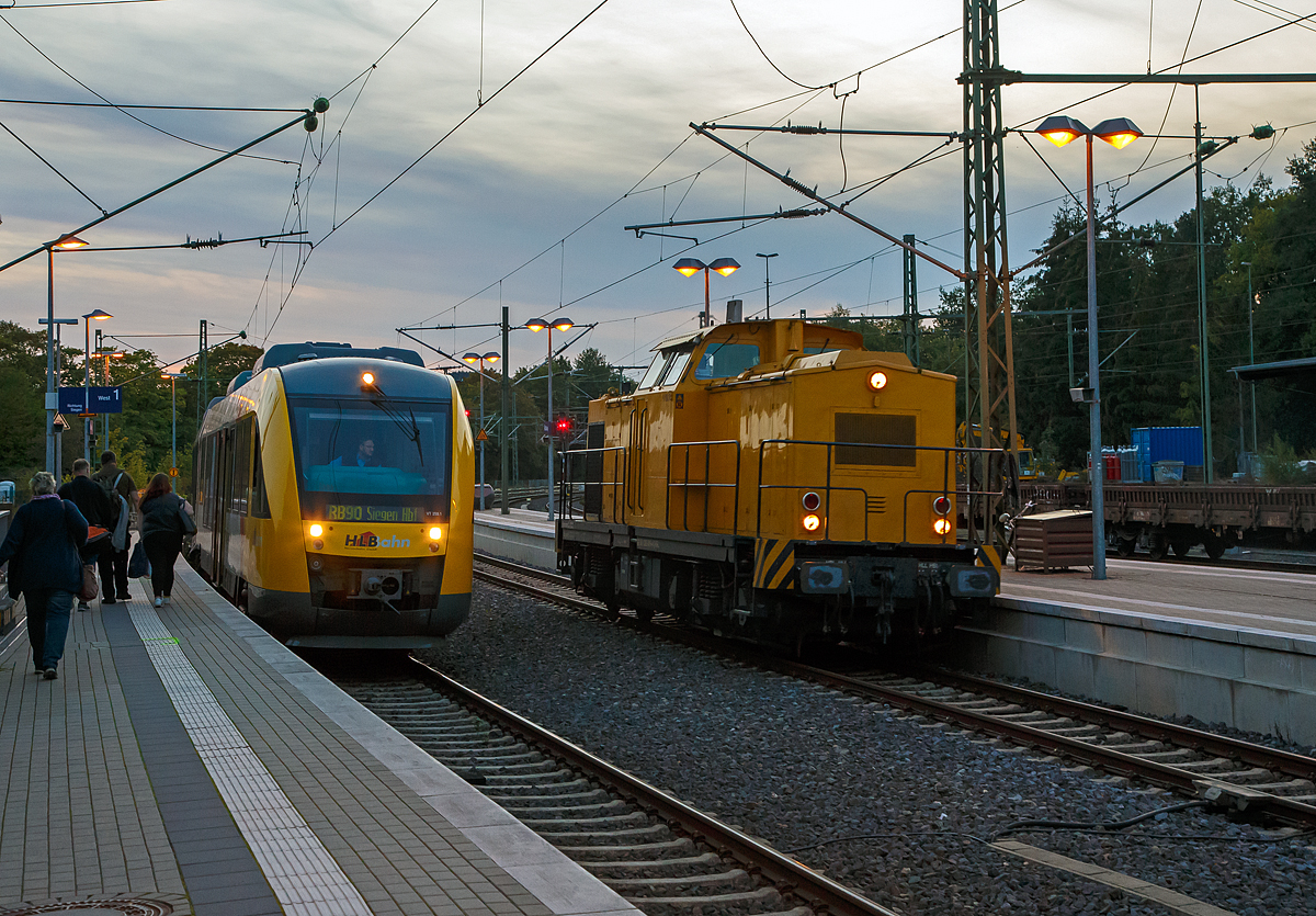 
Die V 180.08 (92 80 1203 005-4 D-SGL) der GSG Knape GmbH (eingestellt durch SGL - Schienen Güter Logistik GmbH, die wiederum zur Knape Gruppe gehört) fährt am Abend des 15.09.2018 als Lz durch den Bahnhof Au (Sieg).

Die V 100.1 wurde 1973 bei LEW (VEB Lokomotivbau Elektrotechnische Werke „Hans Beimler“, Hennigsdorf) unter der Fabriknummer 13887 gebaut und als 110 569-1 an die DR ausgeliefert. 

Weiterer Lebenslauf:
1983 Umbau in DR 112 569-9
1992 Umzeichnung in DR 202 569-0
1998 Ausmusterung als DB 202 569-0
1999 an SFZ - Schienenfahrzeugzentrum Stendal (und Umbau)
2002 an EBM Gummersbach als EBM 203 004-7
2004 an ALS - ALSTOM Lokomotiven Service GmbH, Stendal
2006 an A.V.G. 203 004-7  Uschi 
2009 wieder an ALS nun vergabe der NVR 92 80 1203 005-4 D-ALS
Seit 2010 an GSG Knape GmbH, Kirchheim als V 180.08

Links steht der VT 259 (95 80 0648 159-1 D-HEB / 95 80 0648 659-0 D-HEB) ein Alstom Coradia LINT 41 der HLB (Hessische Landesbahn), als RB 90 nach Siegen Hbf zur Abfahrt bereit. 
