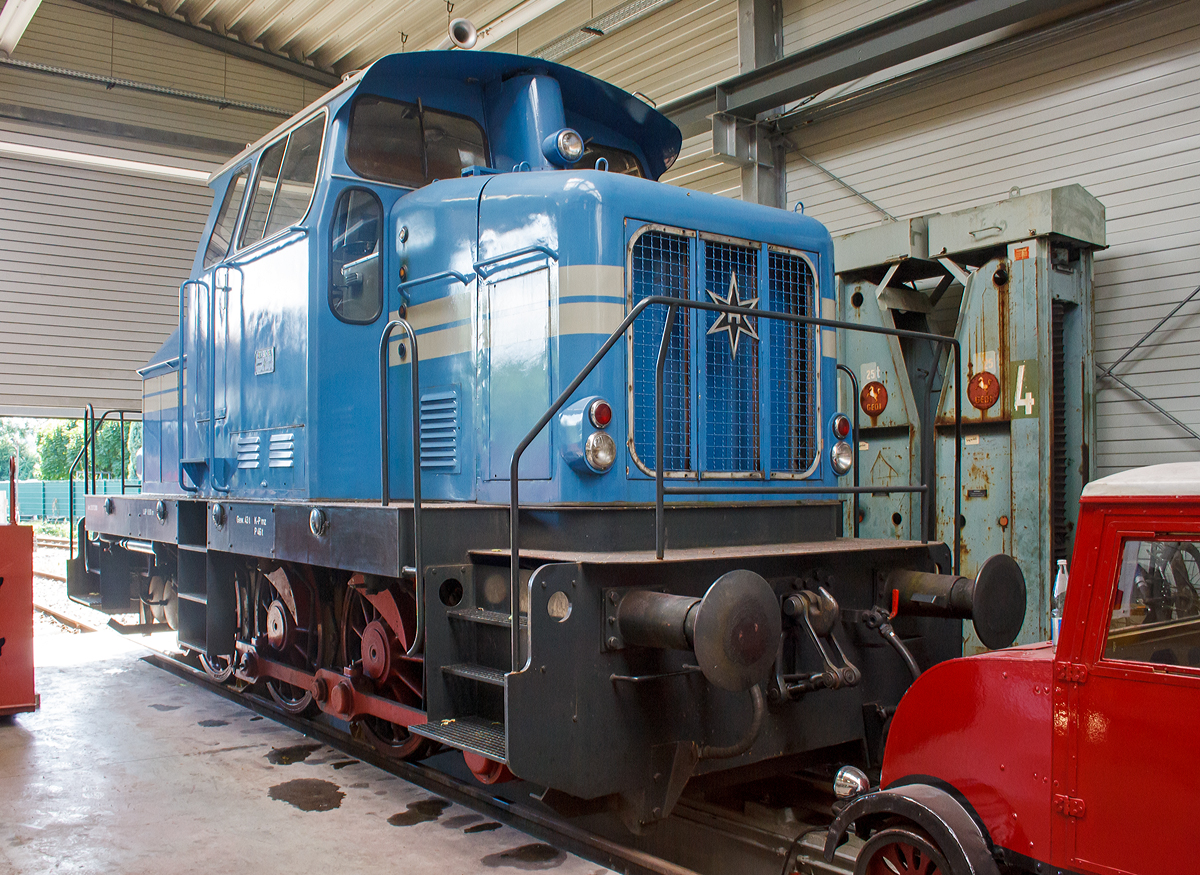 
Die V1 der Hespertalbahn e. V. am 18.07.2015 im Lokschuppen in Essen-Kupferdreh. 

Die Standardisierte Werksbahn-Diesellok ist eine Henschel vom Typ DH 360 Ca der Bauart C-dh.  Sie wurde 1961 von Henschel in Kassel unter der Fabriknummer 30321 gebaut und als  535 229  an die RWK - Rheinisch-Westf�lische Kalkwerke AG in Wuppertal-Dornap geliefert. 2004 ging sie an die Hespertalbahn, da sie einen Motorschaden hatte wurde sie 2006 erhielt sie eine Remotorisierung mit 500 PS-Mercedes-Benz-Motor vom Typ  MB 836 Bb (wie eine Henschel DH 500 Ca).

Die Lokomotive Henschel DH 360 Ca ist eine dreiachsige dieselhydraulische Lokomotive die von den Henschel-Werken gebaut wurde. Sie war f�r den Einsatz im Rangierdienst vorgesehen. Die Achsfolge der Henschel DH 360 Ca ist C. Die Lok geh�rt zur sogenannten dritten Generation der Henschel-Loks. Die Loks dieser Baureihe wurden mittels Kuppelstange angetrieben.

Die Henschel DH 360 Ca wurde zwischen 1958 und 1964 in 18 Exemplaren gebaut. Davon gingen allein sechs Loks an die Dortmund-H�rder H�ttenunion AG. Zwei Loks wurden in die Schweiz und eine nach Spanien geliefert.

Technische Daten (Urzustand):
Gebaute Anzahl: 18
Spurweite:  1435 mm (Normalspur)
Achsformel:  C
Lokgewicht: 43 t
L�nge �ber Puffer: 8.300 mm
Fester Radstand: 3.000 mm
Kleinster bef. Halbmesser: 50 m
H�chstgeschwindigkeit:  30 km/h / 60 km/h
Installierte Leistung:  265 kW (360 PS) 
Motorentyp:  Henschel 12 V 1416
Motorbauart:  12 Zylinder- Henschel-Dieselmotor 12 V 1416, ohne Aufladung
Leistungs�bertragung: hydraulisch
Getriebe:  Voith L 37 U

Daten neuer Motor (2006):
Mercedes-Benz  6 Zylinder-Viertakt-Reihenmotor mit Abgas-Aufladung vom Typ MB 836 Bb
Leistung: 368 kW (500 PS)
Nenndrehzahl: 1.500/min
