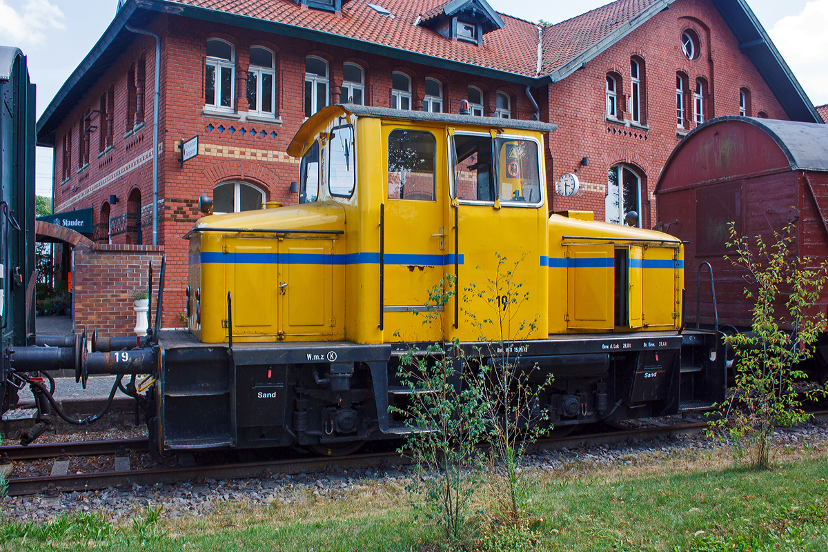 
Die V19 der Hespertalbahn e. V., ex 51 der Mannesmann Hüttenwerke AG in Duisburg-Huckingen, eine O&K MV9, am 18.07.2015 abgestellt vor dem alten Bahnhof in Essen-Kupferdreh.

Die Lok wurde 1956 von Orenstein & Koppel in Dortmund unter der Fabriknummer  25710 und an die Mannesmann Hüttenwerke AG in Duisburg-Huckingen (als Lok 51, später Lok 21) geliefert. Dort fuhr sie bis 1979. Von 1986 bis 2003 war sie bei Zanders Feinpapier GmbH in Bergisch Gladbach. Dann kam sie zur WLH - Westfälische Lokomotiv-Fabrik Hattingen Karl Reuschling als Nr. 19 bis sie 2010 zur´Hespertalbahn kam.

Die 2. Dortmunder Nachkriegs-Generation, zu der auch die MV 9 gehört, zeigt sich wesentlich einheitlicher in der Konstruktion. Sie umfasste ausschließlich kettengetriebene zweiachsige Fahrzeuge mittlerer Leistungsklassen. Neben der Kraftübertragung entsprach auch der geschweißte Rahmen mit blattgefederten Achslagern weitgehend den damalig aktuellen Konstruktionsprinzipien des (Einheits-)Kleinlok-Baus.

Die Typenbezeichnung setzt sich wie bisher zusammen aus der Antriebsart (M - Motorlokomotive), der Kraftübertragung (V - Kettenantrieb) und 1/20 der Leistung. Danach folgten kleine Kennbuchstaben, um Varianten zu kennzeichnen.

Technische Daten:
Gebaute Anzahl:  22
Spurweite: 	1435 mm (Normalspur)
Achsformel:  B
Lokgewicht: 28 t
Länge über Puffer: 7.300 mm
Fester Radstand: 2.500 mm
Breite: 3.000 mm
Höhe: 3.600 mm
Höchstgeschwindigkeit:  30 km/h
Dieselmotor : wassergekühlter 8 Zyl. V-Motor
Leistung:  200 PS bei 1600 U/min

