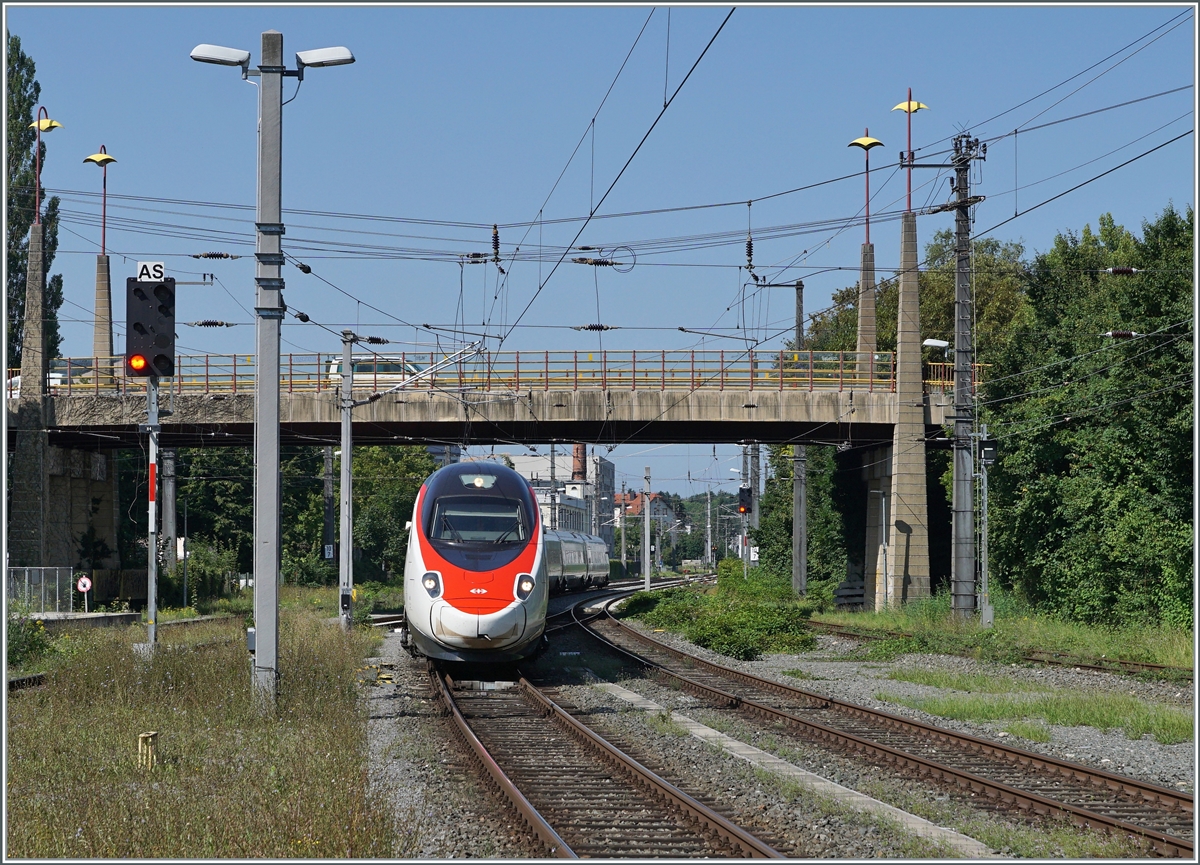 Die Verbindung von Zürich nach München führt ja bekanntlich am Bodensee ein kurzen Stück durch Österreich und kann der nun auf dieser Verbindung eingesetzte Pinocchio neben den seit längerem befahrenen Ländern nun auch in Österreich fotografiert werden.

Ein SBB ETR 610 erreicht als EC Zürich - München den Bahnhof von Bregenz. 

14. August 2021