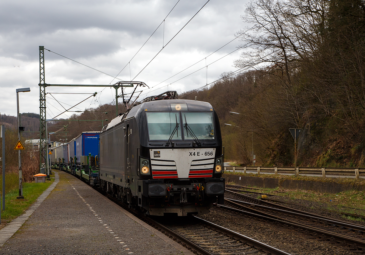 Die vermutlich an die InRail S.r.l. (Genova) vermietete Siemens Vectron MS - X4 E - 656 bzw. 193 656 (91 80 6193 656-6 D-DISPO) der MRCE Dispolok GmbH (München) fährt am 06.04.2022, mit dem HELROM Trailer Zug Wien – Düsseldorf, einem KLV-Zug, durch Scheuerfeld (Sieg) in Richtung Köln. Nochmals einen lieben Gruß an den netten Lokführer zurück.

Die Siemens Vectron MS  wurde 2017 von Siemens Mobility GmbH in München-Allach unter der Fabriknummer  22201 gebaut und an die MRCE - Mitsui Rail Capital Europe GmbH (München) als X4 E – 656 geliefert. Diese Vectron Lokomotive ist als MS – Lokomotive (Mehrsystem-Variante) mit 6.400 kW konzipiert und zugelassen für Deutschland, Österreich und Italien.