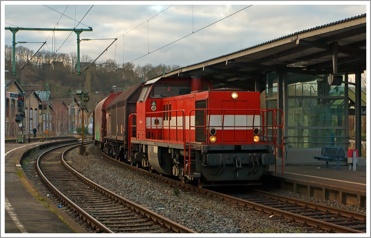 Die Westerwaldbahn (WEBA) Lok 5 (On Rail DH 1004) rangiert mit Güterwagen am 28.01.2014 im Bahnhof Betzdorf/Sieg.

Die Ursprungslok ist die DB V100 1177 (ab 1968 DB 211 177-1) welche 1961 von Henschel unter der Fabriknummer 30526 gebaut wurde. 1999 erfolgte der Umbau durch Vossloh nach dem Konzept von On Rail mit Serienteilen der Type G1205 unter Verwendung von Rahmen und Drehgestellen in die DH 1004, die neue Fabriknummer ist DH 1004 / 2. Rahmen und Drehgestellen sind noch die alten von der V 100, darüber ist alles neu. 
