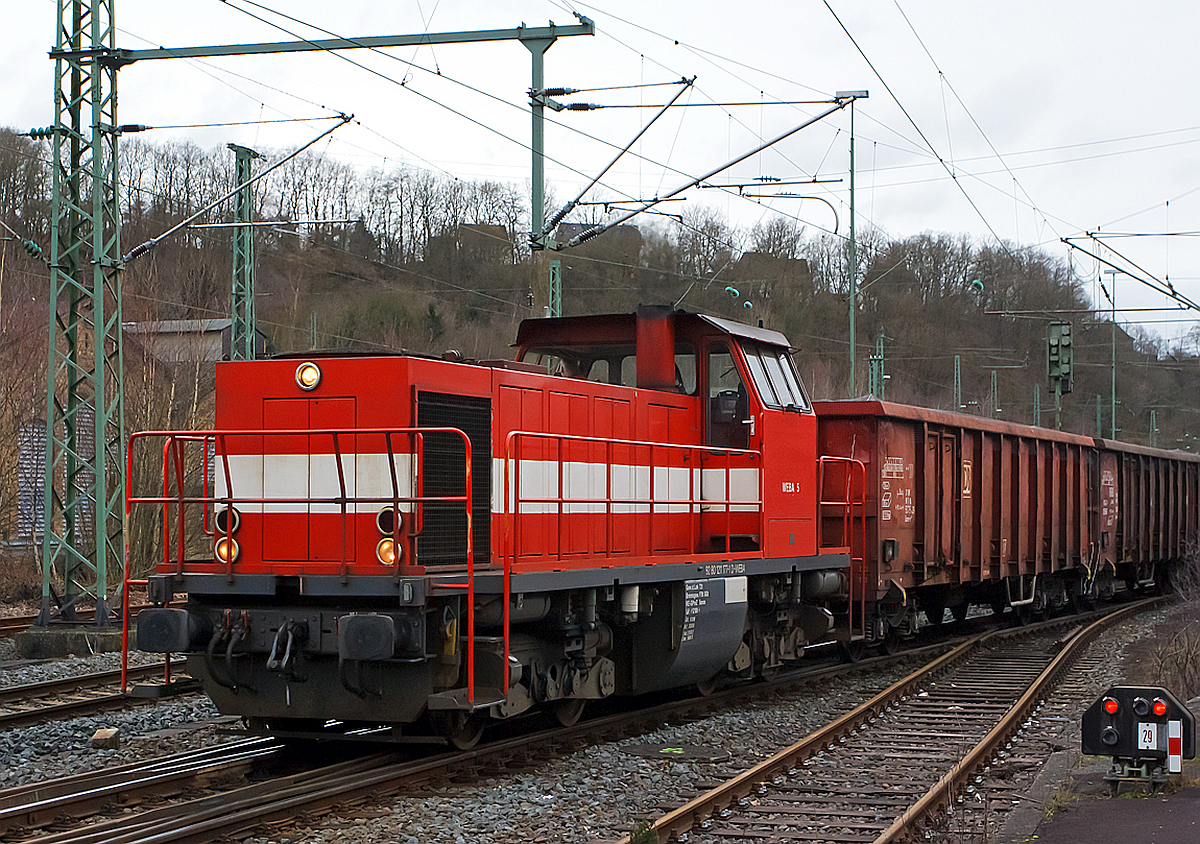 
Die Westerwaldbahn (WEBA) Lok 5 eine MaK On Rail DH 1004 ragiert am 14.02.2014 mit einem Güterzug in Betzdorf/Sieg an. 

Die Ursprungslok ist die DB V 100 1177 (ab 1968 DB 211 177-1) welche 1961 von Henschel unter der Fabriknummer 30526 gebaut wurde. 1999 erfolgte der Umbau durch Vossloh nach dem Konzept von On Rail mit Serienteilen der Type G1205 unter Verwendung von Rahmen und Drehgestellen in die DH 1004, die neue Fabriknummer ist DH 1004 / 2. Rahmen und Drehgestellen sind noch die alten von der V 100, darüber ist alles neu.

Sie hat die NVR-Nummern lautet 92 80 1211 177-1 (steht so noch auf der Lok, obwohl es eigenlich 1209 sein müsste).
 
Technische Daten: 
Achsformel: B'B' 
Länge über Puffer: 12.100 mm 
Gewicht der Lok: 72 t 
Höchstgeschwindigkeit: 100 km/h 
Motor: MTU 12V396TC14 mit 1.030 kW (1.400 PS) Leistung