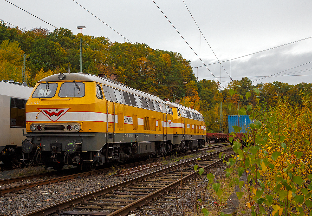 Die Wiebe Lok Nr. 6 – 216 032-3 und die Wiebe Lok Nr. 10 - 216 122-2 sind am 25.10.2020 als Lz im Rbf Betzdorf (Sieg) abgestellt.

Angetrieben werden die Loks (vom Typ V 160) jeweils von einem V-16-Zylinder-Dieselmotor vom Typ Caterpillar 3516 DZ TA mit einer Leistung von 2.000 PS (1.470 kW). Früher war ein 16 Zylindern MTU 16 V 653 TB 10 Dieselmotor in den Loks verbaut. Die Leistung gelangt über ein hydraulisches Getriebe mit zwei Wandlern, Kupplungen und Gelenkwellen zu den Radsatzgetrieben in den beiden zweiachsigen Drehgestellen (somit sind es eine Diesel-Hydraulische-Loks).

Diese beiden V 160er haben eine Höchstgeschwindigkeit von 120 km/h. Zudem haben sie eine Zulassung für endliche europäischen Länder.

Lebensläufe der Loks:
Vorne die Wiebe Lok Nr. 6 – 216 032-3 (92 80 1216 032-3 D-BLP) wurde 1965 von Krupp in Essen unter der Fabriknummer 4665 gebaut und als V 160 032 an die Deutsche Bundesbahn geliefert, 1968 erfolgte die Umzeichnung in DB 216 032-3 über die Layritz GmbH ging sie 1989 an die Cooperativa Lavori Ferroviaria s.p.a. eine Gleisbaufirma in Italien wo sie als CLF T7189 fuhr, bis sie 1999 von Wiebe gekauft und wieder in die alte Heimat geholt wurde.

Dahinter die Wiebe Lok Nr. 10 - 216 122-2 (92 80 1216 122-2 D-BLP) wurde 1967 bei Deutz unter der Fabriknummer 58144 gebaut und als V 160 122 an die Deutsche Bundesbahn geliefert, 1968 erfolgte die Umzeichnung in DB 216 122-2 nach der Ausmusterung bei der DB Anfang der 1990er Jahre ging sie an die WAB - Westfälische Almetalbahn GmbH (WAB 98) und wurde 2000 an die Lokpool (Bombardier Transportation) verkauft wo ein Aufarbeitung für die EfW vorgesehen war. Im Jahr 2003 wurde sie aber von der Wiebe gekauft.

Die Loks als D-BLP registriert  dies steht für BLP Wiebe Logistik GmbH und gehört zur H.F. Wiebe Gruppe. Die Baureihe 216 ist die erste Variante der V 160-Familie.


Die Wiebe Lok 10 - 216 122-2 ex DB V160 122 ab 1968 DB 216 122-2, steht am 26.09.2020 in Wissen (Sieg).

Die V 160 wurde 1967 bei Deutz unter der Fabriknummer 58144 gebaut.
