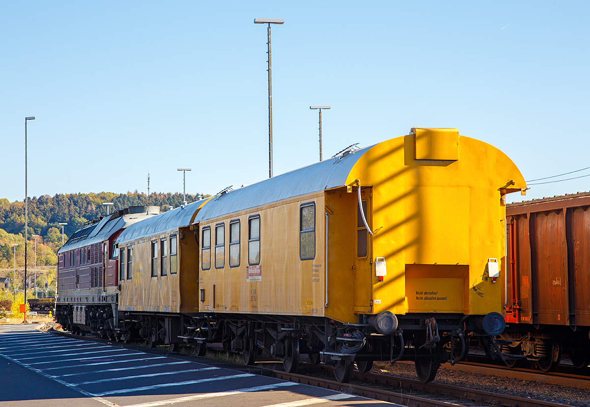 
Die Wohnwagen (75 80 2329 178-7 D-DB und 75 80 2329 176-1 D-DB) DB Bahnbau Gruppe stehen mit der  Ludmilla  232 550-4 am 21.10.2018 beim ICE Bahnhof Montabaur.

Entstanden sind diese Wagen durch Umbauten aus 3-achsigen DB-Umbau-Wagen der Bauart 3yg, welche 1954 bis 1960 aus alten Fahrgestellen von Reisezugwagen der Länderbahnen (Vorkriegswagen) und neuen Wagenkastenaufbauten entstanden sind.

TECHNISCHE DATEN:
Spurweite: 1.435 mm (Normalspur)
Länge über Puffer: 13.300 mm (176-1) / 13.800 mm (178-7)
Achsabstand:  2 x 3.750 mm = 7.500 mm
Eigengewicht: 16.900 kg (176-1) / 17.850 kg (178-7)
Höchstgeschwindigkeit: 100 km/h