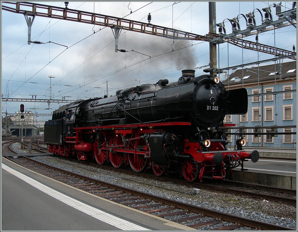 Die wunderschöne 01 202 bei einer Rangierfahrt (Zug umfahren) in Lausanne.
6. Dez. 2014