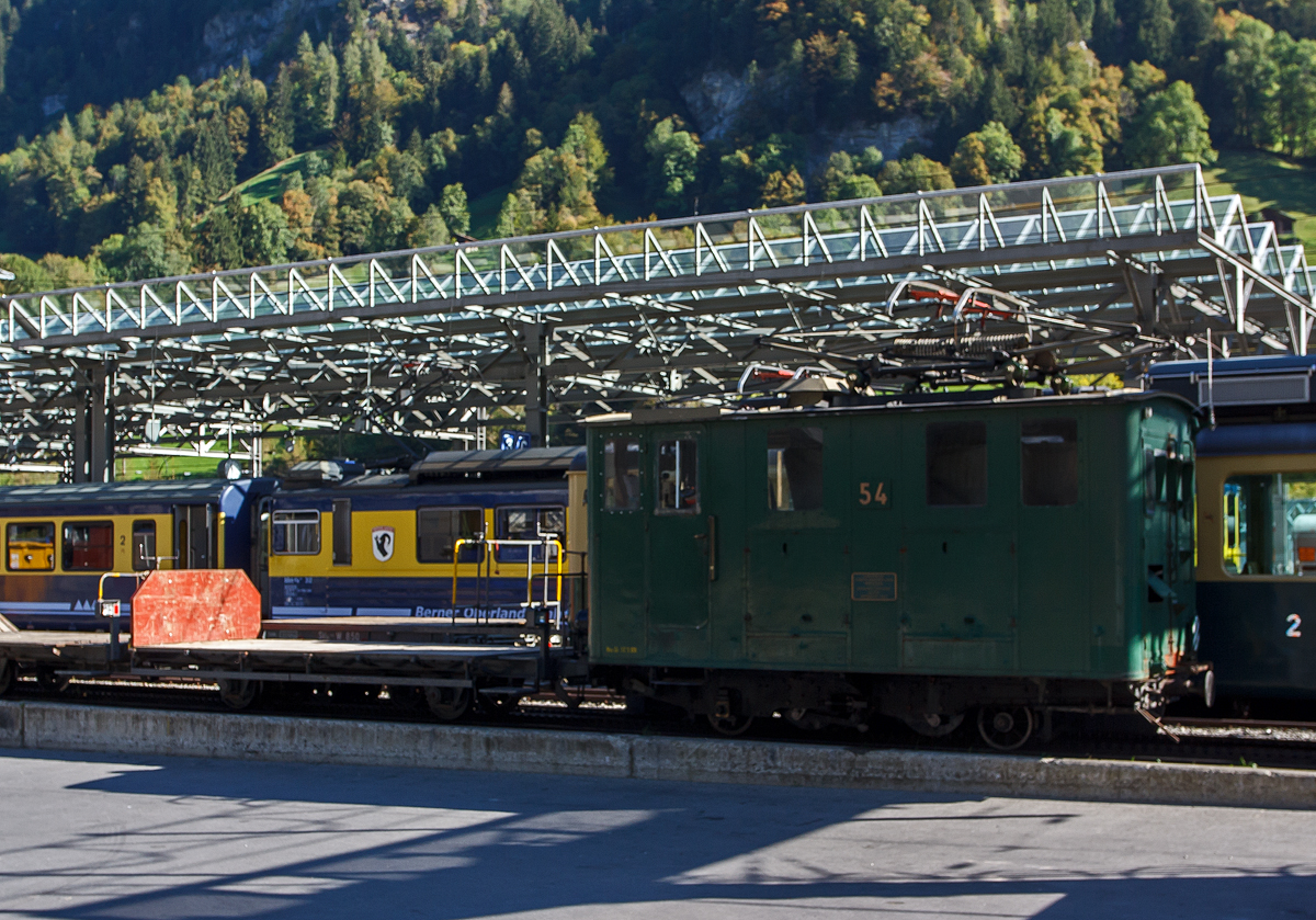 Die Zahnradlokomotive WAB He 2/2 - 54 abgestellt im Bahnhof Lauterbrunnen am 02.10.2011. 

Die Lok wurde 1909 von der SLM unter der Fabriknummer 1955 gebaut, der elektrische Teil ist von Alioth.

Die He 2/2 51 bis 58 der Wengernalpbahn (WAB) sind elektrische Zahnradlokomotiven für Gleichspannung von 1’500 Volt und einer Spurweite von 800 mm, die in den Jahren 1909 und 1910 anlässlich der Elektrifikation der Bahn in Betrieb gesetzt wurden. Sie dienten als Vorbild für die weitgehend baugleichen Nachfolger He 2/2 59 bis 63.

Bei den Maschinen mit zwei Laufachsen und zwei Triebzahnrädern handelt es sich um reine Zahnradlokomotiven. Die beiden Triebzahnräder, für das Zahnstangensystem Riggenbach-Pauli und Von Roll, sind nicht auf den Laufachsen angebracht, sondern unmittelbar neben der Laufachsen gegen die Fahrzeugmitte. Der mechanische Teil stammt von der Schweizerischen Lokomotiv- und Maschinenfabrik (SLM) in Winterthur, die elektrische Ausrüstung erhielten die Lokomotiven durch die Elektrizitätsgesellschaft Alioth (EAG), umgangssprachlich Alioth, in Münchenstein. Für die Talfahrt haben die Lokomotiven als Beharrungsbremse eine selbsterregte elektrische Widerstandsbremse, die eine Talfahrt mit gesenktem Stromabnehmer ermöglicht.

Charakteristisch für die langlebigen Maschinen ist der kantige Lokomotivkasten mit den beidseitigen bullaugenförmigen runden Maschinenraumfenstern die mit Deckleisten und einem mächtigen Stromabnehmer mit zwei Schleifstücken, der mit damaligen wie auch heutigen Pantografen wenig gemeinsam hat. Erst in den 1960er und der ersten Hälfte der 1970er Jahre erhielten die Lokomotiven Pantografen üblicher Bauart.

Die 5.740 mm langen Lokomotiven mit einem Dienstgewicht von rund 16 t verkehren mit ihren 300 PS auf Neigungen bis zu 250 ‰ in der Regel mit zwei Vorstellwagen, auf Steigungen bis rund 190 ‰ in der Regel mit drei Vorstellwagen. Sie erreichen dabei bei der Bergfahrt eine Geschwindigkeit von rund 10 bis 11 km/h, abhängig von der Belastung und der effektiven Fahrdrahtspannung. Bei der Talfahrt ist die Geschwindigkeit aus Sicherheitsgründen auf maximal 12 km/h limitiert.

Mehrere Lokomotiven aus dieser Serie wurden ab den 1960er Jahren erst in der Sommersaison an die Schynige Platte-Bahn (SPB) vermietet und dann verkauft. Die Lokomotive He 2/2 55 ist als Museumslokomotive auf dem frei zugänglichen Aussenareal der Primeo Energie, ehemals Elektra Birseck, in Münchenstein erhalten geblieben. Die Lokomotive He 2/2 56 ist als He 2/2 16 Anemone bei der Schynige Platte-Bahn in roter Farbgebung betriebsfähig erhalten geblieben. Die Lokomotive He 2/2 58 ist als He 2/2 18 Krokus, dann Gündlischwand, bei der Schynige Platte-Bahn in brauner Farbgebung betriebsfähig erhalten geblieben.

TECHNISCH DATEN:
Baujahre: 1909 und 1910
Nummerierung: 	51–58
Spurweite: 800 mm
Zahnradsystem: 	Riggenbach-Pauli
Länge über Puffer : 5.740 mm
Achsstand: 2.600 mm
Zahnradteilkreis-Ø: 700 mm
Laufraddurchmesser: 525 mm (neu)
Dienstgewicht: 16 t
Leistung: 2 x 110 kW
Zul. Höchstgeschwindigkeit: 12km/h
Übersetzung:  1:11,6
Stromsystem: 1500 V DC
Beharrungsbremse: elektrisch
Max. Neigung : 250 ‰
