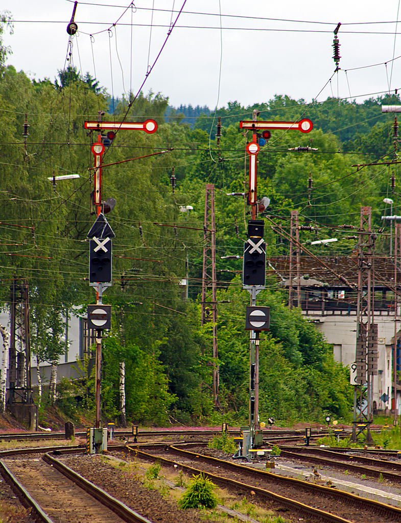 
Die Zeiten der Formsignale in Kreuztal geh�ren wohl bald der Vergangenheit an, die ersten neuen Lichtsignale, wie hier die Signale 25 ZR 3 und 25 ZR 4 stehen bereits am 30.05.2014. Und noch sind sie durchgeixt, und somit au�er Funktion. 