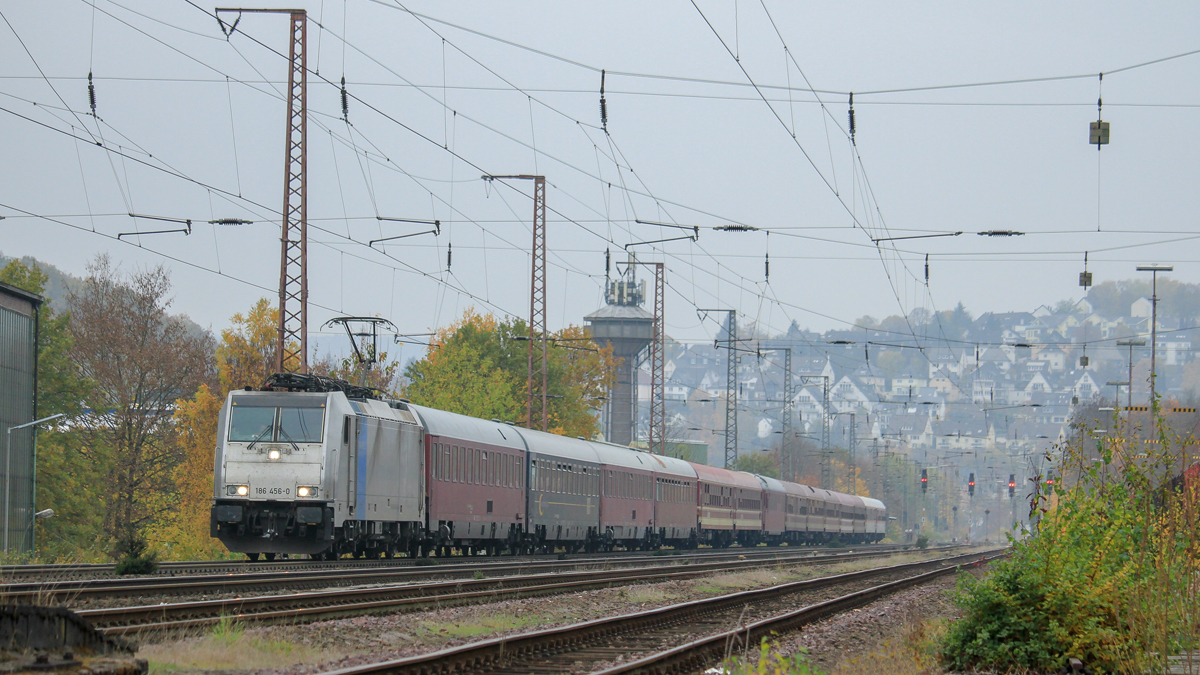 Die zur Zeit an KombiRail Europe B.V. vermietete Railpool 186 456 (91 80 6186 456-0 D-Rpool) durchfährt am 04.11.2018 mit einem Eishockey-Sonderzug von Hagen nach Nürnberg Siegen Ost in Richtung Dillenburg.

Die eigentlich angestrebte Fotostelle an der Ladestrasse war leider vollständig durch KSW-Wagenmaterial zugefahren, somit musste diese Stelle aushelfen.