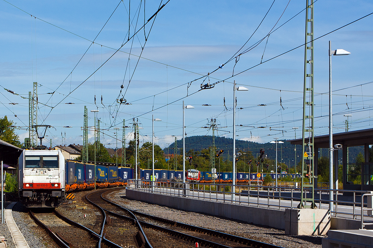 
Die zurzeit an die ERS Railways vermietete 185 635-0 der Macquarie European Rail (ex CBRail) fährt am 13.08.2014 mit einem Taschenwagenzug durch Marburg (Lahn) in Richtung Gießen. 

Die TRAXX F140 AC2 (BR 185.2) wurde 2009 von Bombardier in Kassel unter der Fabriknummer 34642 gebaut und an die CBRail s.à.r.l. geliefert. Sie hat die NVR-Nummer 91 80 6185 635-0 D-CBR und die EBA-Nummer  EBA 07M05KU 013. 

Hinweis: Aufgenommen vom Bahnsteiganfang (1) im Hbf Marburg.