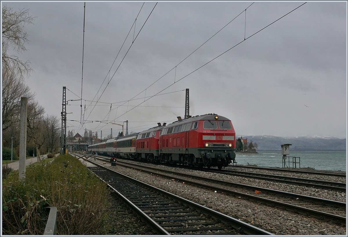 Diesellokklassiker: Zwei DB 218 Dieselloks verlassen mit ihre EC von Zürich nach München den Bahnhof von Lindau. 

14. März 2019