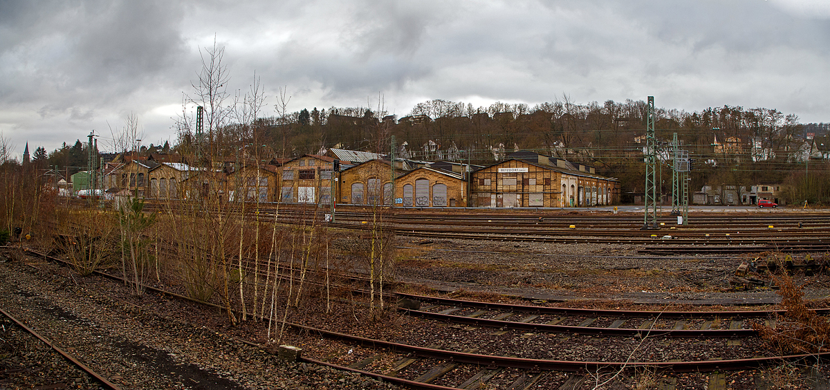 Diesen Blick (hier am 18.01.2022) auf das ehemalige AW Betzdorf (Sieg), zu Reichsbahnzeiten auch Eisenbahnausbesserungswerk (EAW), wird es wohl nicht mehr lange geben. 

In den letzten Jahren waren die Hallen noch an einen großen Büromöbel und Lagerkästen Hersteller der Region vermietet. Bald soll es noch Plänen der Stadt, zu Betzdorfs neuen Mittelpunkt der Stadt werden. Auf dem ca. 10.000 m² großen Areal sollen Wohnungen, Einkaufmöglichkeiten und Arbeitsplätze entstehen. So steht wohl bald diesen Gebäuden auch der Abriss bevor. Hier am 18.01.2022 waren son die ersten Vermessungen im Gange. Der ehemalige Ringlokschuppen wurde bereits 2013/14 abgebroch. 

Hier habe ich aus den beiden zuvor gezeigten Bildern ein Panorama erstellt.

Noch ein kleiner Aufruf an die Fotografen bzw. Fotografenerben:
Über alte Bilder wie hier vom AW Betzdorf, aber auch anderen in der Region, sowie Bilder mit Bahnbezug in der Region, wäre ich sehr dankbar. Wer sich nicht anmelden möchte oder die Fotos nur als Negativ, Dia oder auf Papier (analog) hat kein Problem, darum kümmere ich mich gerne, natürlich nun mit Quellenangabe. Einfach kurze Mail an mich, Daten siehe Impressum.
