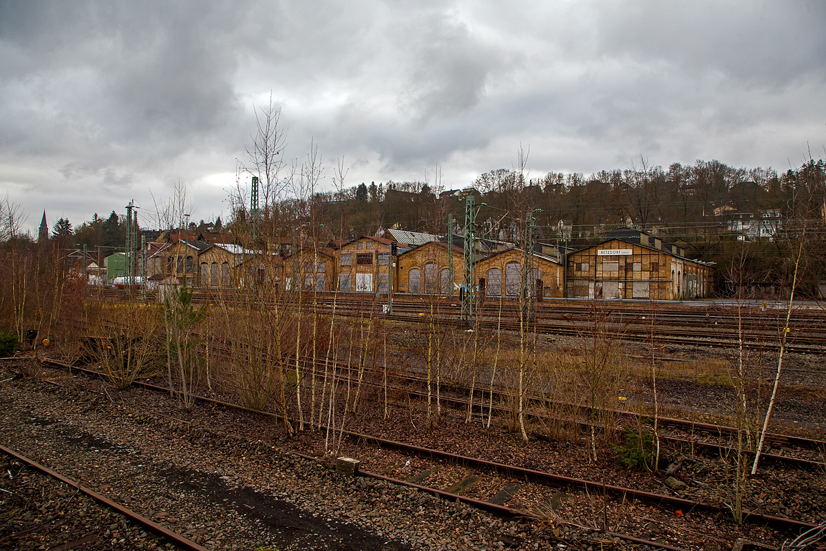 Diesen Blick (hier am 18.01.2022) auf das ehemalige AW Betzdorf (Sieg), zu Reichsbahnzeiten auch Eisenbahnausbesserungswerk (EAW), wird es wohl nicht mehr lange geben. 

In den letzten Jahren waren die Hallen noch an einen großen Büromöbel und Lagerkästen Hersteller der Region vermietet. Bald soll es noch Plänen der Stadt, zu Betzdorfs neuen Mittelpunkt der Stadt werden. Auf dem ca. 10.000 m² großen Areal sollen Wohnungen, Einkaufmöglichkeiten und Arbeitsplätze entstehen. So steht wohl bald diesen Gebäuden auch der Abriss bevor. Hier am 18.01.2022 waren son die ersten Vermessungen im Gange. Der ehemalige Ringlokschuppen wurde bereits 2013/14 abgebroch. 

Noch ein kleiner Aufruf an die Fotografen bzw. Fotografenerben:
Über alte Bilder wie hier vom AW Betzdorf, aber auch anderen in der Region, sowie Bilder mit Bahnbezug in der Region, wäre ich sehr dankbar. Wer sich nicht anmelden möchte oder die Fotos nur als Negativ, Dia oder auf Papier (analog) hat kein Problem, darum kümmere ich mich gerne, natürlich nun mit Quellenangabe. Einfach kurze Mail an mich, Daten siehe Impressum.
