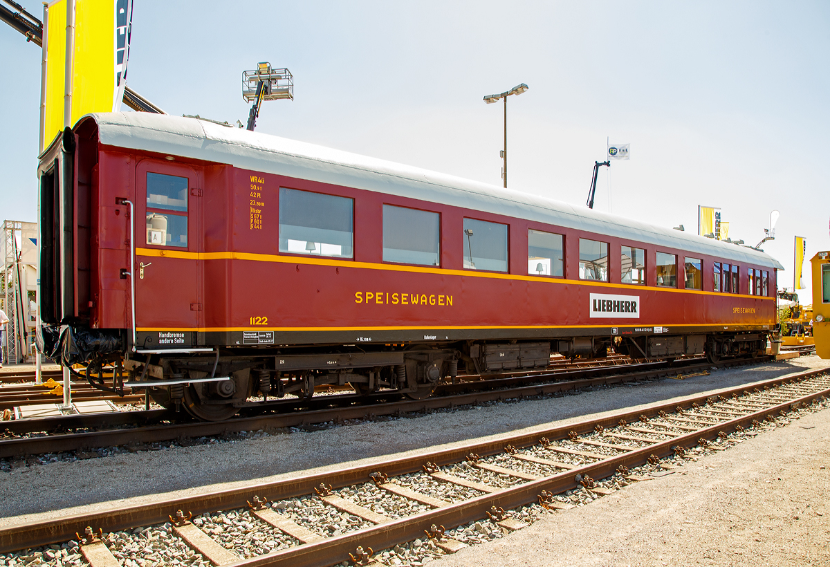 
Dieser Speisewagen der Gattung WR4ü (56 80 88 - 46 122-9 D-LEL) der Landeseisenbahn Lippe e.V., ex 51 80 88 - 46 122-4 WRüg (e), ex DSG 10122, ex Mitropa 1122, diente der Firma Liebherr-Hydraulikbagger GmbH auf der iaf 2017 Internationale Ausstellung Fahrwegtechnik in Münster (01.06.2017) als Bewirtungswagen.
Mitte der 30er Jahre bestand bei der Mitropa Bedarf an neuen Speisewagen, mit denen die vorhandenen Speisewagen aus dem ersten Jahrzehnt des Jahrhunderts ersetzt werden sollten. Die ersten Neuwagenserien entstammen den Gruppe-28-Wagen mit den Baujahren 1928 - 34. Ab 1935 wurden die Wagen vollständig geschweißt, die Wagenübergängen mit Windleitblechen versehen - was zum schnittigen Äußeren beitragen sollte - und als Gruppe 35/36 bezeichnet.

Dieser Wagen wurde 1936 von der WUMAG (Waggonfabrik Görlitz) gebaut und mit der Nummer 1122 an die Mitropa übergeben. Im zweiten Weltkrieg diente er wie die meisten der Speisewagen als Dienstwagen bei der Wehrmacht und fand sich 1945 in den Westzonen wieder. Erneut zum Speisewagen hergerichtet, lief er bei der westdeutschen DSG - Deutsche Schlafwagen- und Speisewagengesellschaft bis zum Jahre 1973.

Nach seiner Ausmusterung und vorübergehenden Abstellung in Wiesbaden übernahmen ihn noch 1973 die Eisenbahnfreunde Olpe und richteten ihn bis 1976 zum Ausstellungswagen für ihre Modelleisenbahnanlage her. 1985 wurde er in den Ausstellungszug  150 Jahre Eisenbahnen in Deutschland  eingestellt.

Stark angestiegene Kosten beim Einsatz des Wagens nach der Bahnreform 1994 veranlassten die Eisenbahnfreunde Olpe, den Wagen Ende 2000 zum Verkauf anzubieten. Die Modelleisenbahnanlage wurde von den Eisenbahnfreunden Olpe noch selbst ausgebaut, als die LEL den Wagen erwarb. Im Februar 2001 kam der Wagen nach Bösingfeld.
Der nach Ausbau der Modellbahn fast schon vollständig entkernte Wagen wurde in Eigenleistung des Vereins während der folgenden knapp zwei Jahre vollständig renoviert und wieder zum Speisewagen hergerichtet. Nach Durchführung der gesetzlich vorgeschriebenen Fahrwerks- und Bremsuntersuchung wurde der Wagen im November 2002 durch einen Fahrzeugsachverständigen abgenommen und zugelassen. Der Wagen ist für 120 km/h Geschwindigkeit zugelassen.

TECHNISCHE DATEN:
Spurweite: 1.435 mm
Länge über Puffer: 23.500 mmm
Drehzapfenabstand: 16.180 mm
Achsabstand im Drehgestell: 3.600 mm
Eigengewicht: 52,9 t
Höchstgeschwindigkeit: 120 km/h
Drehgestelle:  Görlitz III schwer
Anzahl Sitzplätze: 42
