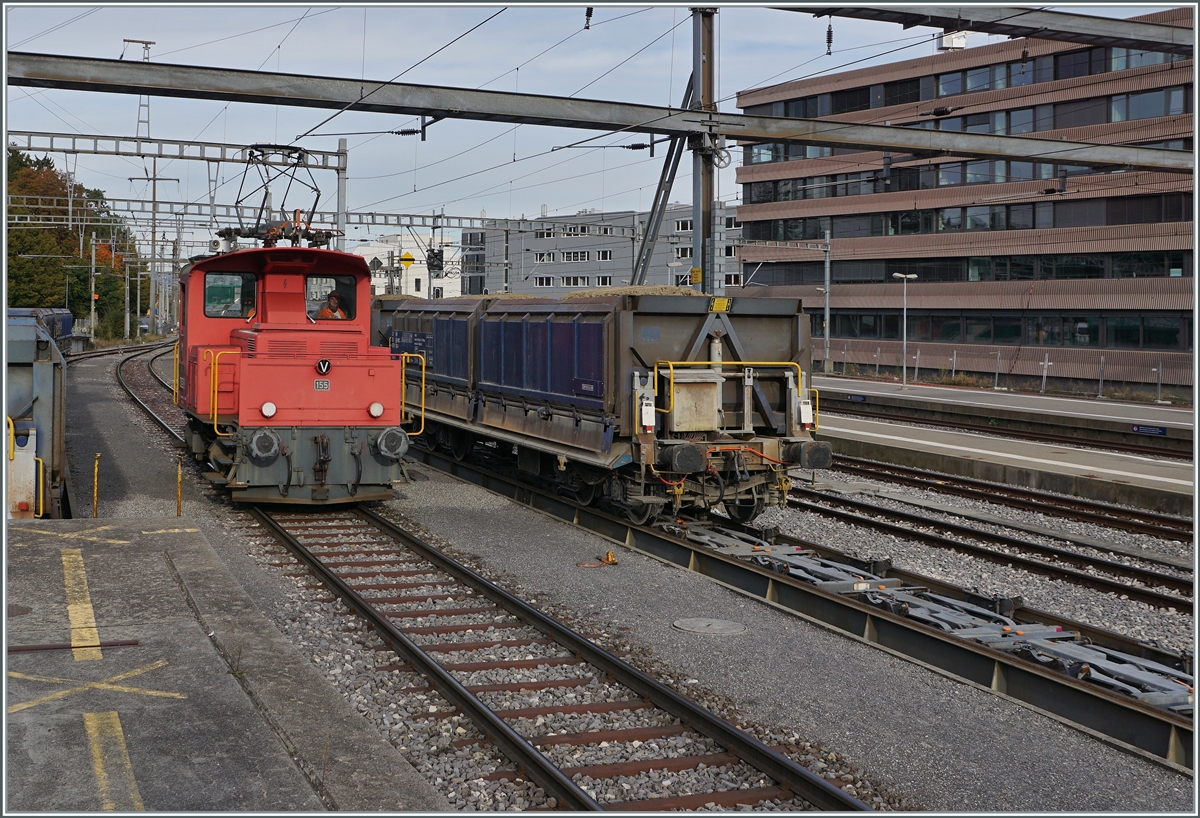 Dieses Bild mit ziemlich massiven Fahrleitungsquertr�ger erlaubt einen Blick in die Rollbockgrube rechts im Bild. Des weitern zeigt sich der BAM MBC Te III 155 links im Bild. 

18. Okt. 2021