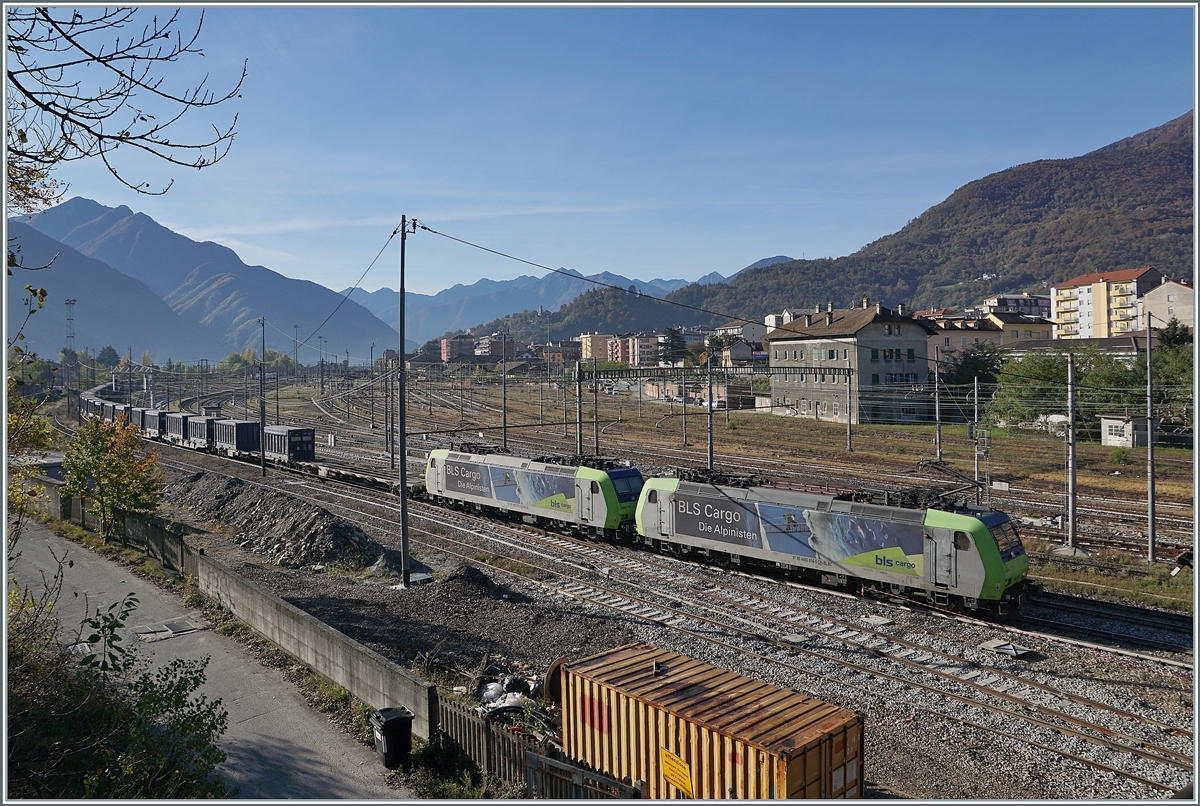 Dieses Bild zeigt neben den BLS Re 485 014 und einer weiteren Re 485 mit ihrem Güterzug eine Überblick über die vielen leeren Geleise von Domodossola.

28. Oktober 2021