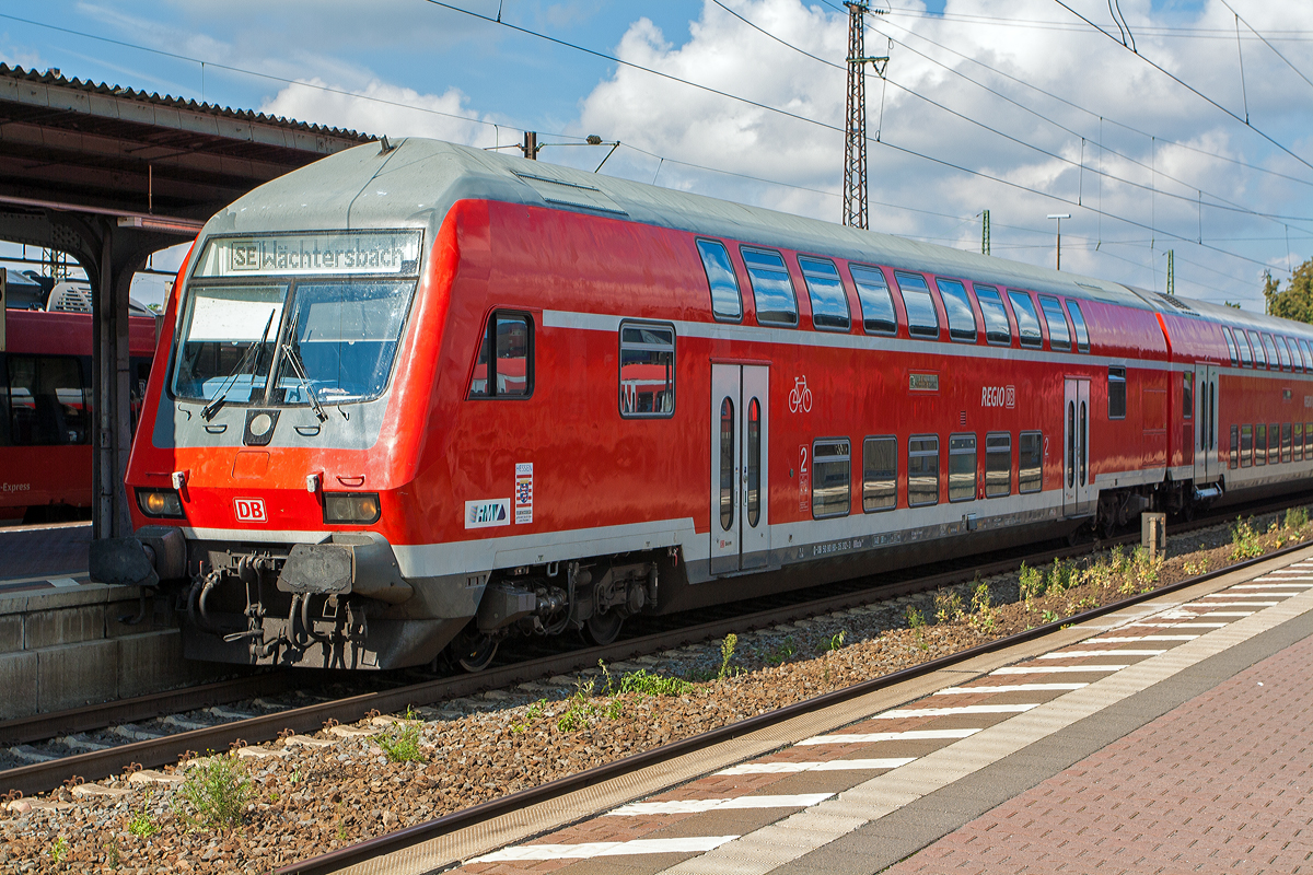 Doppelstock-Steuerwagen der 2. Klasse (DoSto-Steuerwagen) D-DB 50 80 80-35 312-3 DBbzfa 761 der DB Regio Hessen am 27.08.2014 im Hbf Hanau mit dem SE nach W�chtersbach.

Der Wagen wurde 1995 von der Waggonbau G�rlitz/ Deutsche Waggonbau AG (DWA), Werk G�rlitz, gebaut. Aktuell (im Jahr 2016) vom AW Wittenberge in die Gattung DBpbzfa 761.9 umgebaut.

TECHNISCHE DATEN der Gattung DBbzfa 761: 
Spurweite: 1.435 mm
L�nge �ber Puffer:  27.270 mm
Wagenkastenl�nge:  26.660 mm
Wagenkastenbreite: 	2.784 mm
H�he �ber Schienenoberkante: 4.631 mm
Drehzapfenabstand: 20.000 mm
Achsstand im Drehgestell: 	2.500 mm
Drehgestellbauart:  G�rlitz VIII
Leergewicht:  49 t (DBpbzfa 761.9 – 50 t)
H�chstgeschwindigkeit:  140 km/h
Bremsbauart: 	KE-PR-A -mZ (D) 
Sitzpl�tze in der 2. Klasse: 101 (DBpbzfa 761.9 – 90 Pl�tze)
Toiletten: 	1, behindertengerecht, geschlossenes System
Hersteller: 	Deutsche Waggonbau AG (DWA), Werk G�rlitz 
Baujahre: 1992 bis 1993
Gebaute Anzahl: 100
Bemerkungen: 1 Mehrzweckabteil; uneingeschr�nkt dieselloktauglich
