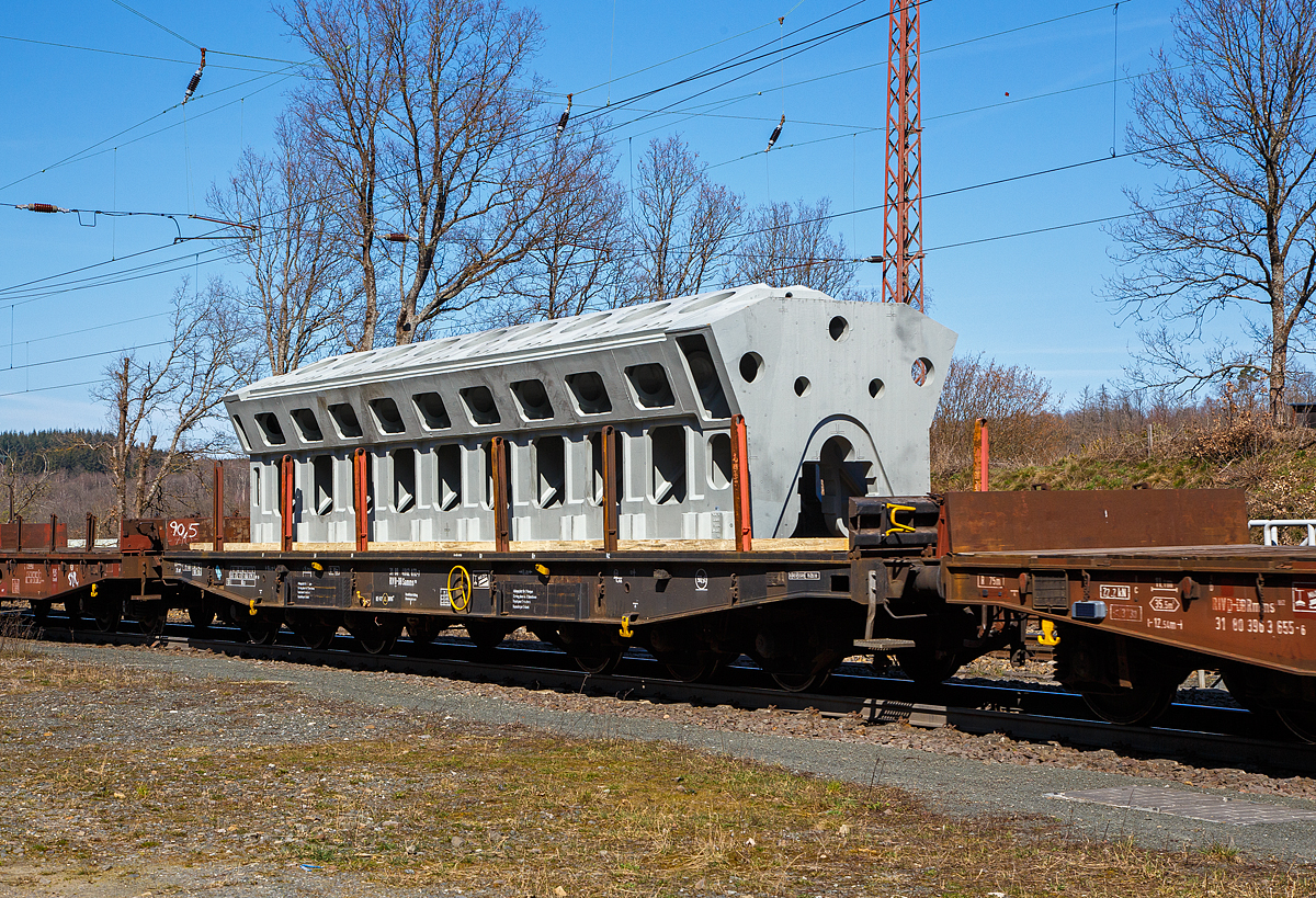 Drehgestellflachwagen mit sechs Radsätzen, mit Rungen, Stirnwandklappen und klappbaren Ladeschwellen, jedoch ohne Seitenwandklappen, 31 80 4862 872-7 D-DB, der Gattung Samms 710, der DB Cargo AG beladen mit einem Kurbelgehäuse-Gußrohling für einen V18-Zylinder-Großdieselmotor, am 31.03.2021 im Zugverband bei einer Zugdurchfahrt in Rudersdorf (Kr. Siegen).

Zwischen 1964 und 1977 beschafft die DB insgesamt 3.850 Drehgestell-Flachwagen für die Beförderung schwerer Walzprofile oder anderer sperriger Güter sowie schwerer Kettenfahrzeuge. 

Der Wagen hat pro Längsseite sechs Einsteckrungen und je zwei Fallrungen an den Stirnseiten, die die 435 mm hohen, umklappbaren Stirnwandklappen sichern. Im mit Kiefernbohlen bedeckten Fußboden (er kann einen Raddruck bis 5,0 Tonnen aufnehmen) sind sechs geteilte, klappbare Ladeschwellen integriert. Für die Be- und Entladung schwerer Fahrzeuge sind an den Wagenenden Stützböcke und Überfahrkonsolen vorhanden. Der Wagen dient mit aufgeklappten Ladeschwellen zur Beförderung von schweren Walzprofilen und anderen sperrigen Gütern.

Die Wagenbrücke ist eine in Rahmenbauweise ausgeführte Schweißkonstruktion, deren Hauptbauteile aus St 52 bestehen. Die Hauptbelastungen werden von den äußeren Langträgern aus IP 550 aufgenommen. Die Pufferträger sind so ausgebildet, dass später ohne große Änderungen die AK eingebaut werden kann.

Die bodenbedienbare Feststellbremse wirkt nur auf ein Drehgestell. Der Wagen hat eine geteilte Zugeinrichtung und Hochleistungspuffer.

TECHNISCHE DATEN:
Gattung: Samms 710 (Gattungskennzahl 4862)
Spurweite: 1.435 mm (Normalspur)
Länge über Puffer: 16.400 mm
Drehzapfenabstand: 8.400 mm
Radsatzstand in den Drehgestellen: 2 x 1.700 mm = 3.400 mm
Raddurchmesser: 920 mm (neu)
Drehgestell-Bauart: 710
Ladelänge: 15.000 mm
Ladebreite: 2.560 mm
Fußbodenhöhe über SO: 1.300 mm
Ladefläche: 45,7 m²
Eigengewicht: 29.400 kg
Zuladung bei Lastgrenze S: 75,5 t (ab Streckenklasse D)
Max. Zuladung Streckenklasse CE bei max.100 km/h: 90,5 t
Max. Geschwindigkeit: 100 km/h / leer 120 km/h
Kleinster Gleisbogenhalbmesser: 80 m
Bauart der Bremse: KE-GP
Handbremse: Fbr
Verwendungsfähigkeit: RIV