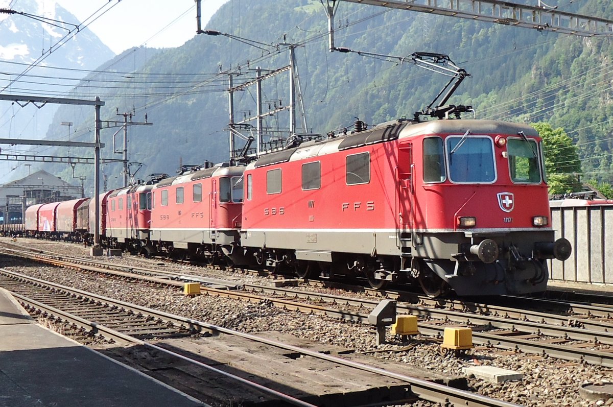 Dreifachtraktion von 420er mit 11177 an der Spitze verlässt am 4 Juni 2015 Erstfeld.