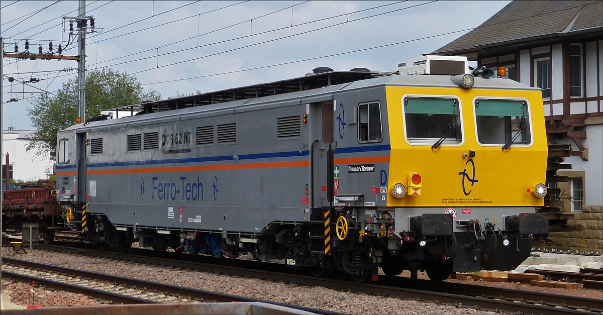 Dynamischer Gleisstabilisator DGS 62 NT von Ferro–Tech steht am 04.09.2018 etwas unterhalb einer der beiden Gleisbaustellen im Bahnhofsbereich von Mersch. Diese Machine wurde 2016 von Plasser & Theurer unter der Nr 6467 gebaut. (Hans) 
