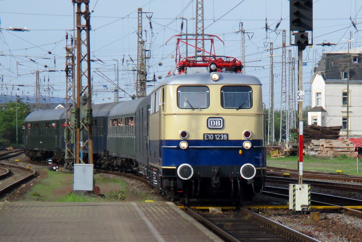 E 10 1239 treft am 29 April 2018 mit ein Sonderzug in Trier ein. 