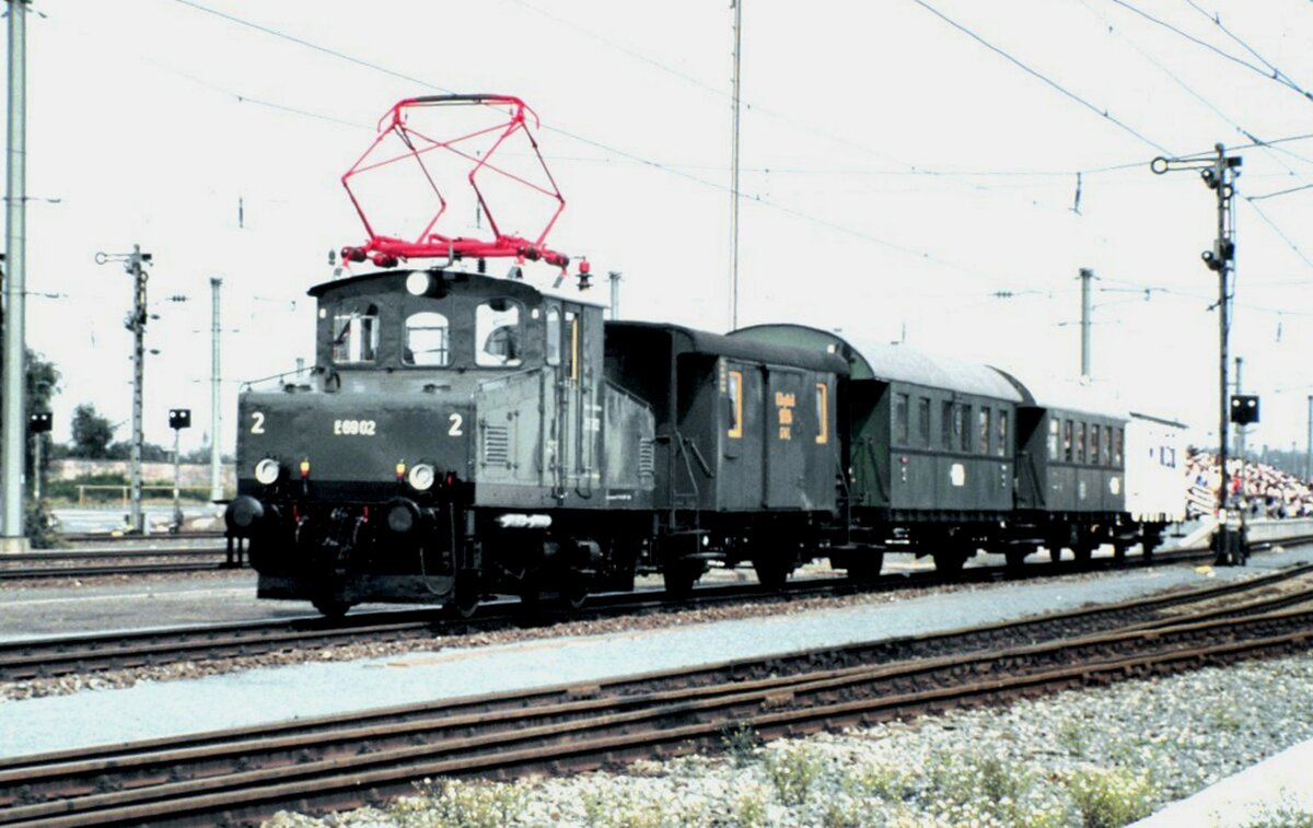 E 69 02 mit Nebenbahnzug Nr.2.3 bei der Jubiläumsparade 150 Jahre Deutsche Eisenbahn in Nürnberg am 14.09.1985.Der Zug besteht aus einem CPostl.und 2 Ci-bay 30 sowie einem Bierwagen  Reichelbräu .
