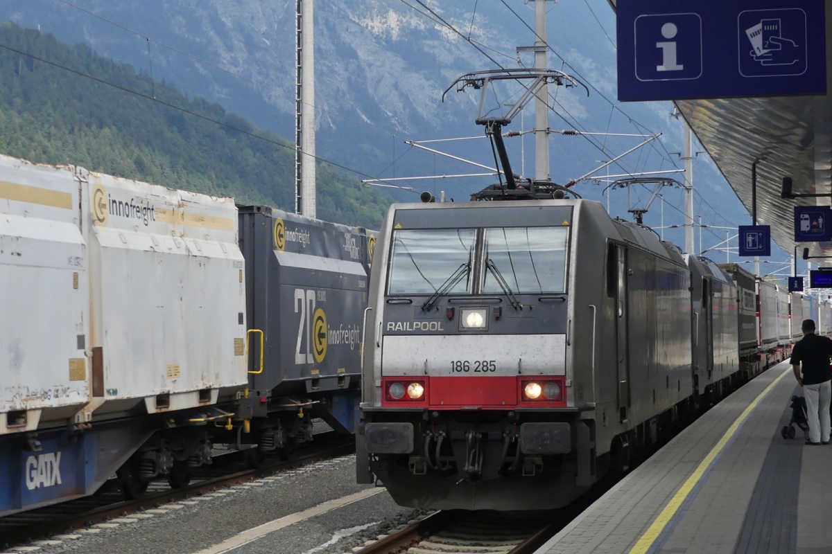 E-Lok 186 285, von Railpool mit einer weiteren Lok, fahren mit einem G�terzug durch den Bahnhof Schwaz (A). 08.2024